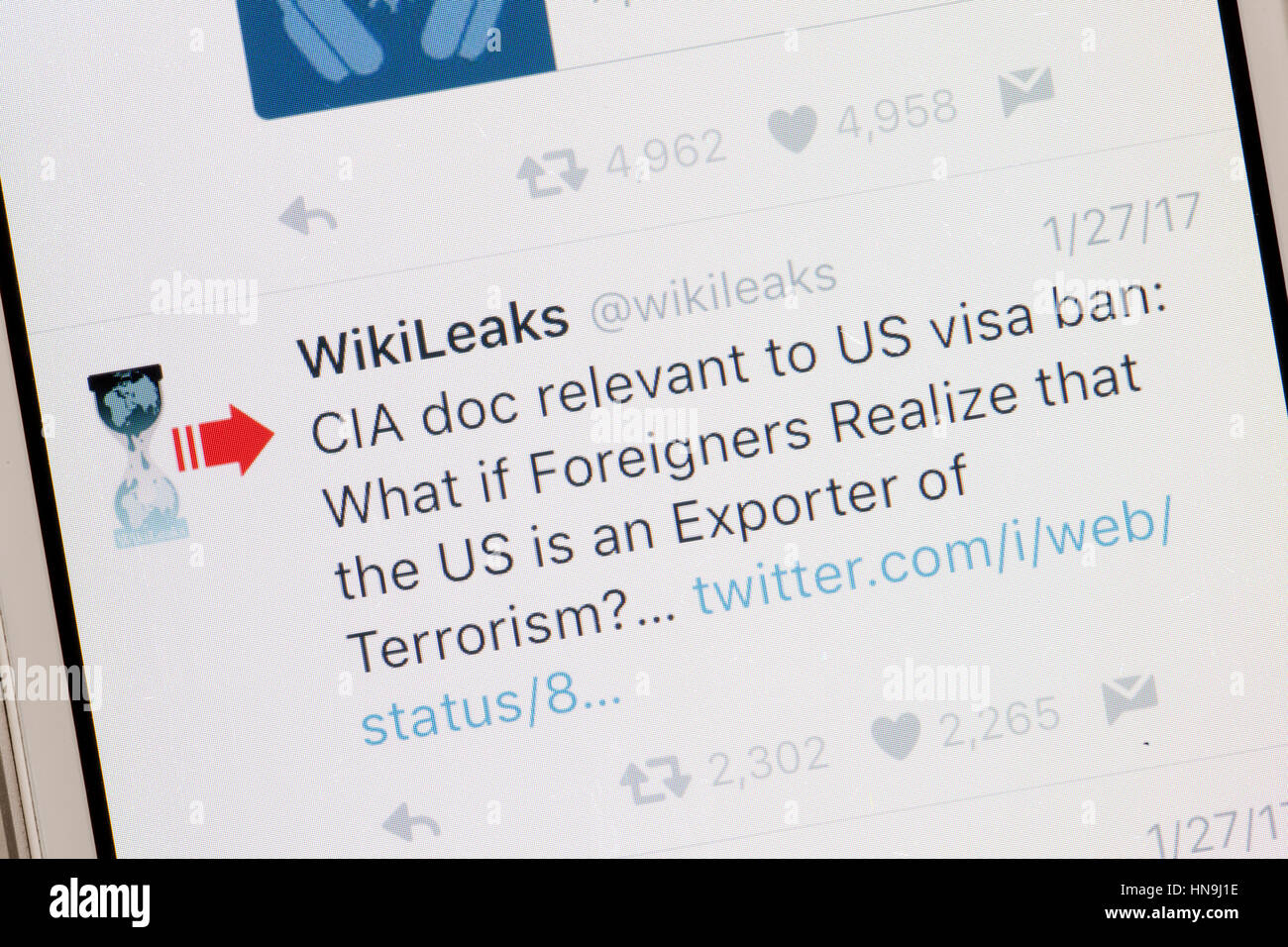 Message twitter de WikiLeaks sur l'écran du téléphone mobile - USA Banque D'Images