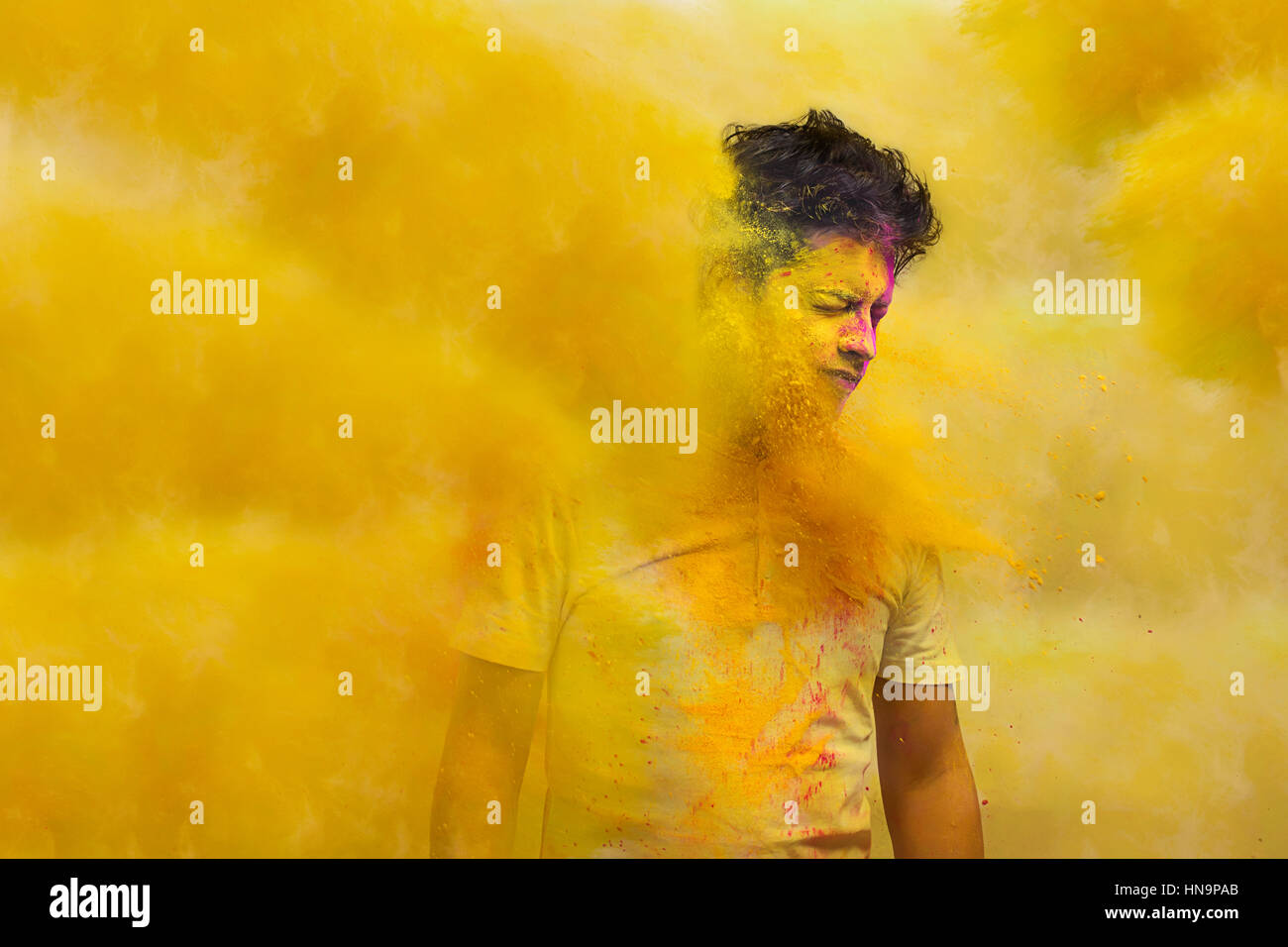 Jeune homme avec les couleurs d'holi Banque D'Images