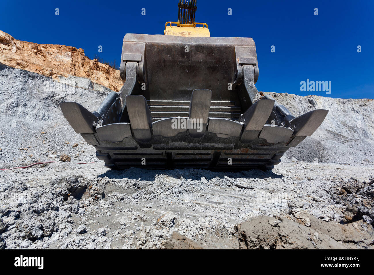 Bor, Serbie - avril 15,2015 : une grande mine à ciel ouvert à la pelle. La mine de cuivre Veliki Krivelj à côté de Bor, en Serbie. Étages résultant de l'exploitation. T Banque D'Images