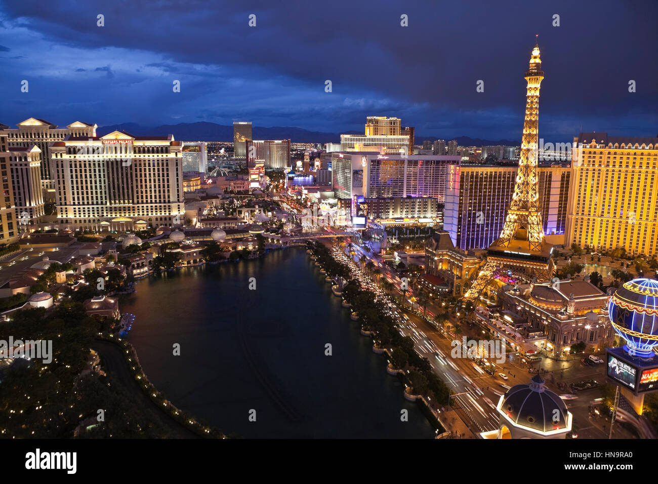 Las Vegas, Nevada, USA - 6 octobre, 2011 : nuit vue vers Bellagio, Paris, Caesars Palace et d'autres hôtels sur le Strip de Las Vegas. Banque D'Images
