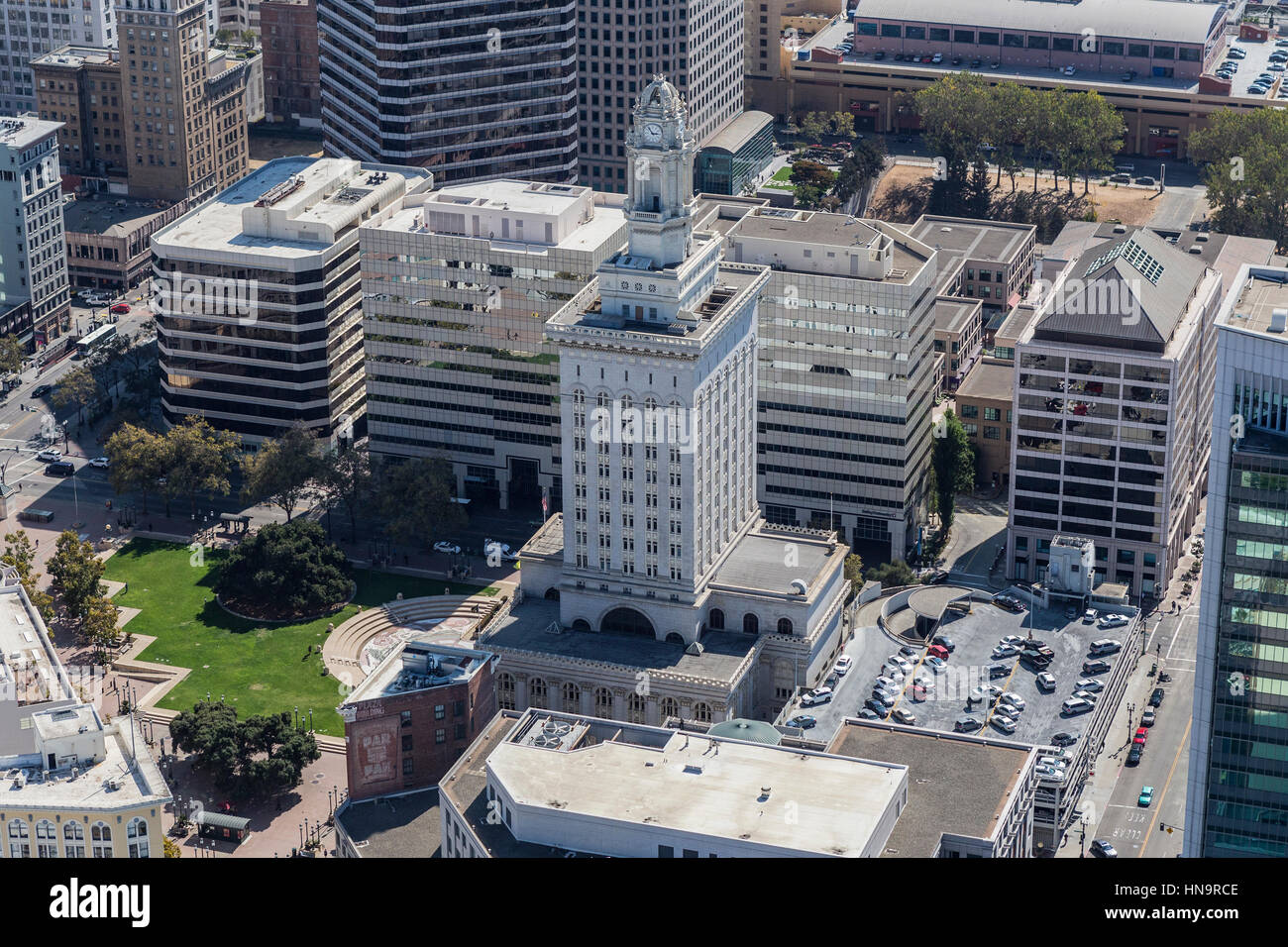 Oakland, Californie, USA - 19 septembre 2016 : Après-midi vue aérienne de l'hôtel de ville d'Oakland. Banque D'Images
