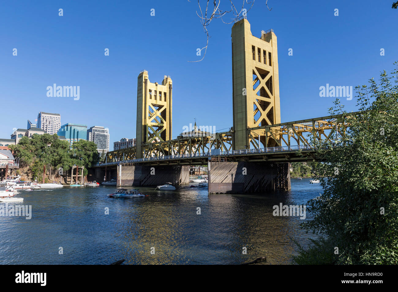 SACRAMENTO, Californie - le 4 juillet 2014 : Maison de vacances voile utilisateurs près du pont de la tour historique de Sacramento, en Californie. Banque D'Images