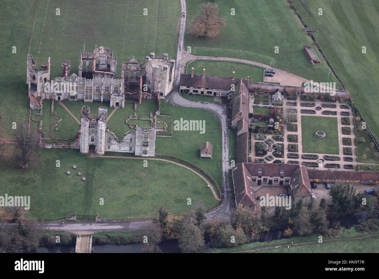 Vue aérienne de Cowdray Ruines et jardin clos Easebourne Southdowns National Park West Sussex Southdowns National Park Banque D'Images