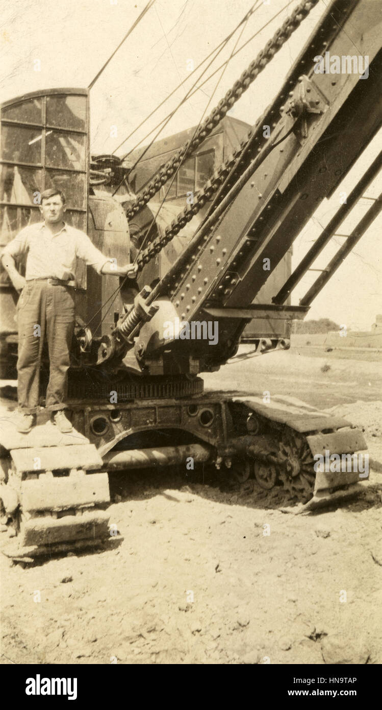 Meubles anciens c1920 photo, homme debout sur bandes de grande pelle à vapeur machine ou de creuser, USA. Banque D'Images