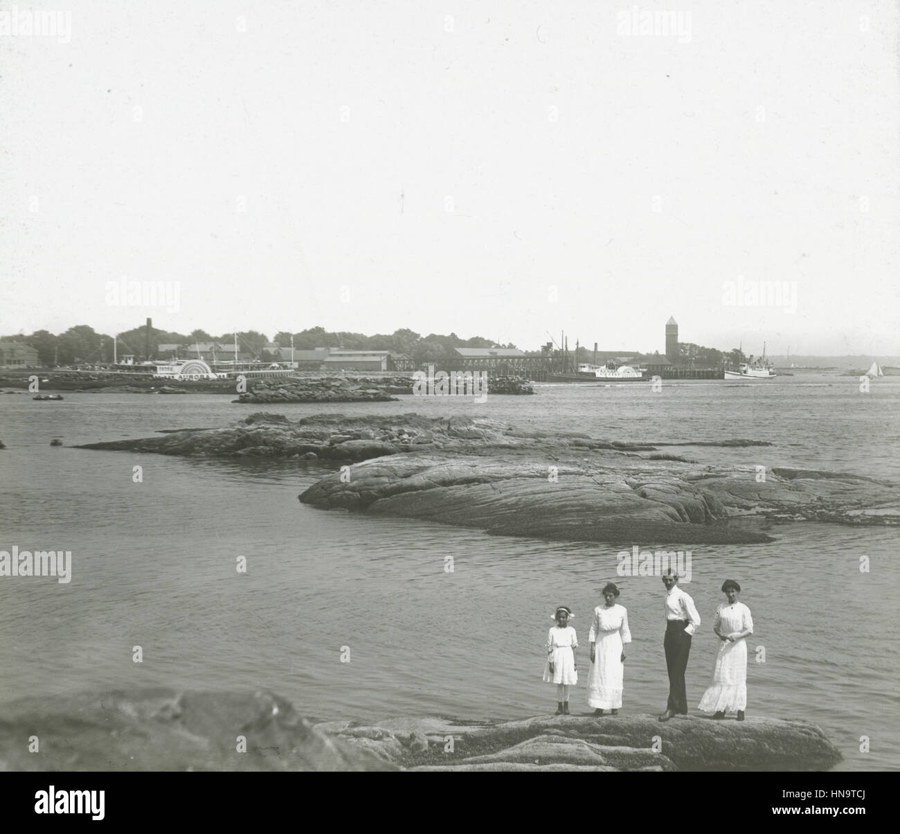 C Antique1900 photographie, en face de petite ville de côte, à aubes Aurora visible dans dock. Lieu inconnu, peut-être New York, USA. Banque D'Images