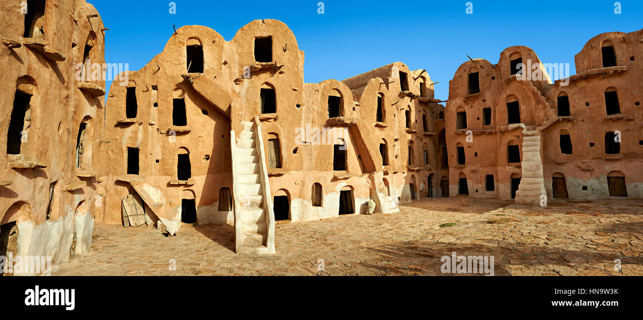 Ksar Ouled Soltane, un Arabe et Berbère traditionnel grenier voûté adobe fortifiée, caves ou ghorfas, située sur le bord du nord du Sahara dans Banque D'Images