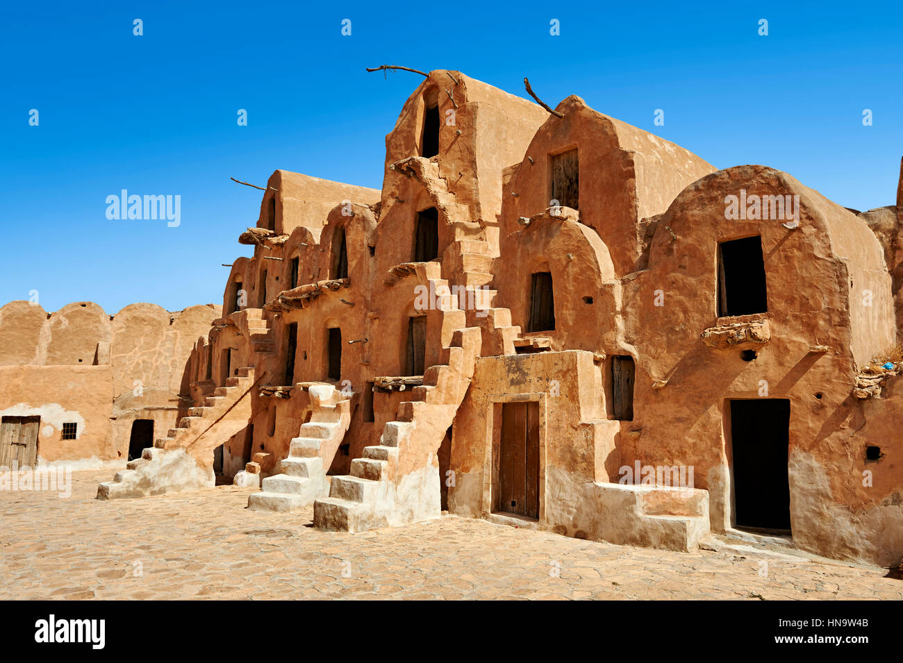 Ksar Ouled Soltane, un Arabe et Berbère traditionnel grenier voûté adobe fortifiée, caves ou ghorfas, située sur le bord du nord du Sahara dans Banque D'Images