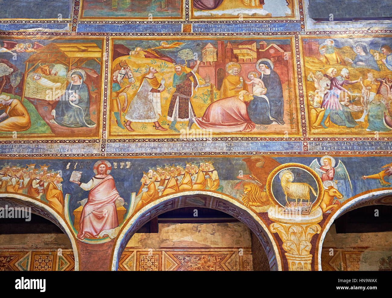 Début de fresques Renaissance par Vitale da Bologna (1309 - 1369) du Christ Pantocrator (en majesté), imprimé aux style byzantin du Christ apparaissant dans Banque D'Images