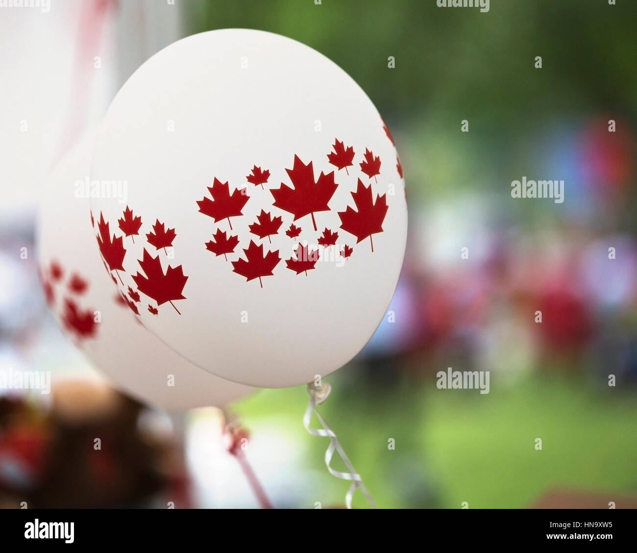 Feuilles d'érable sur la célébration de la fête du Canada à des ballons à Eau Claire, centre-ville de Calgary Banque D'Images