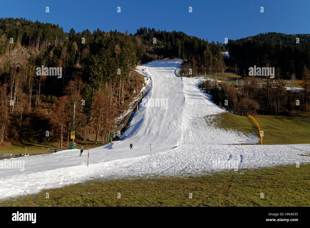 Manque de neige sur les pistes de ski, neige artificielle, snowless chemin de fer de montagne, d'hiver Zillertal Arena, Karspitzlift, Zell am Ziller Banque D'Images