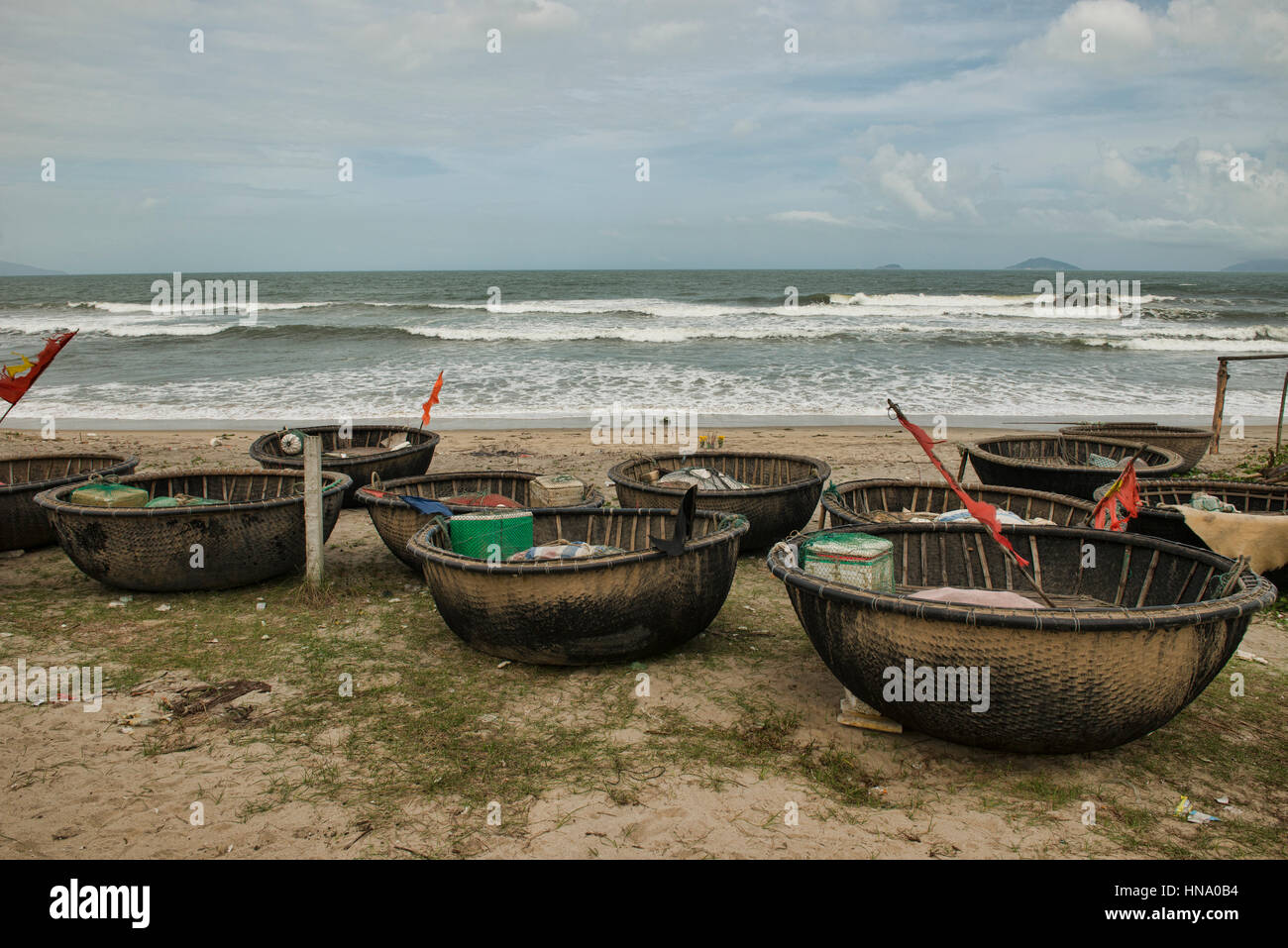 Panier de bambou bateaux, la plage de An Bang, Hoi An, Vietnam Banque D'Images