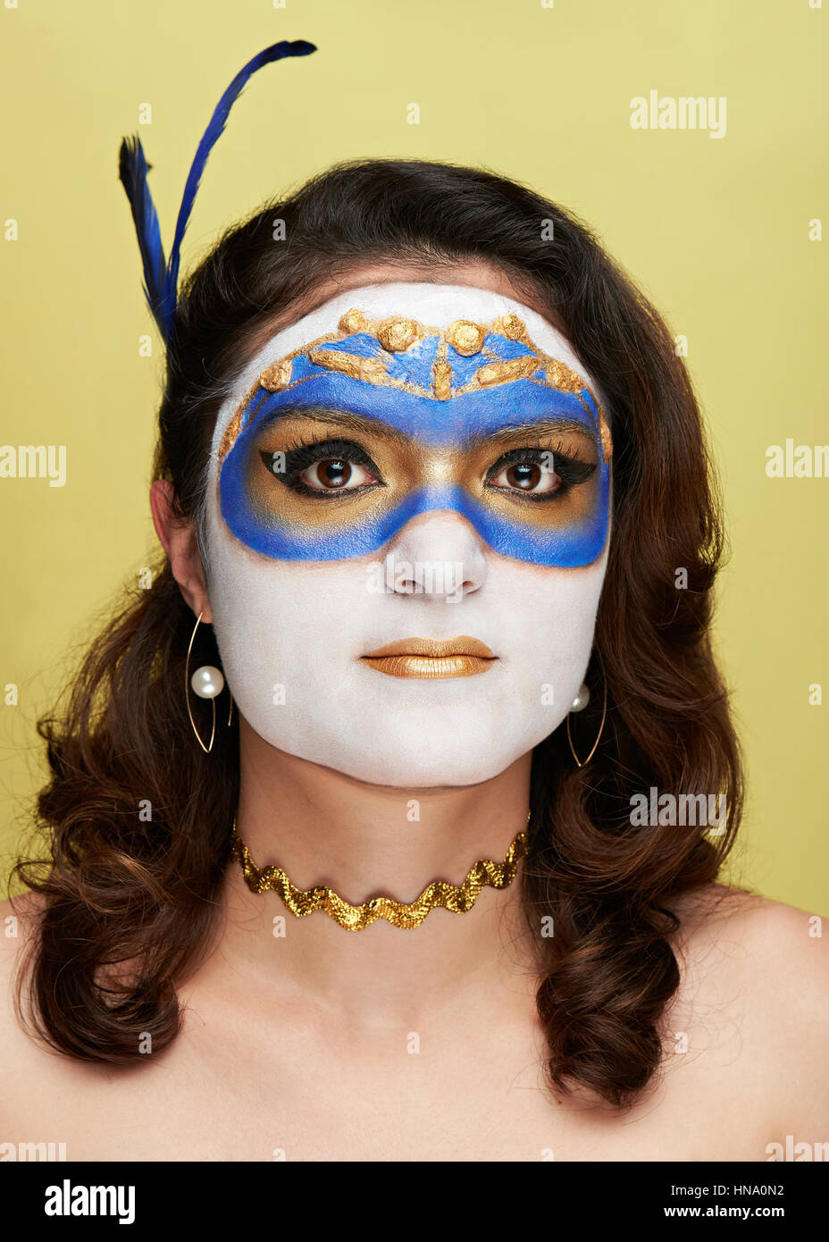 Masque d'or bodyart sur les femmes font face isolé sur le jaune Banque D'Images