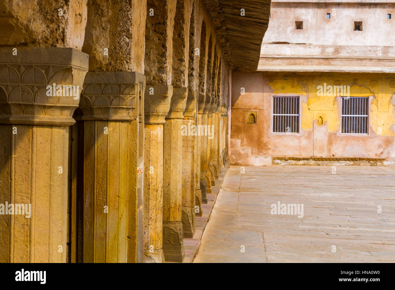 Une rangée de colonnes dans le Chand Baori Abhaneri en cage, Rajasthan, Inde. Banque D'Images