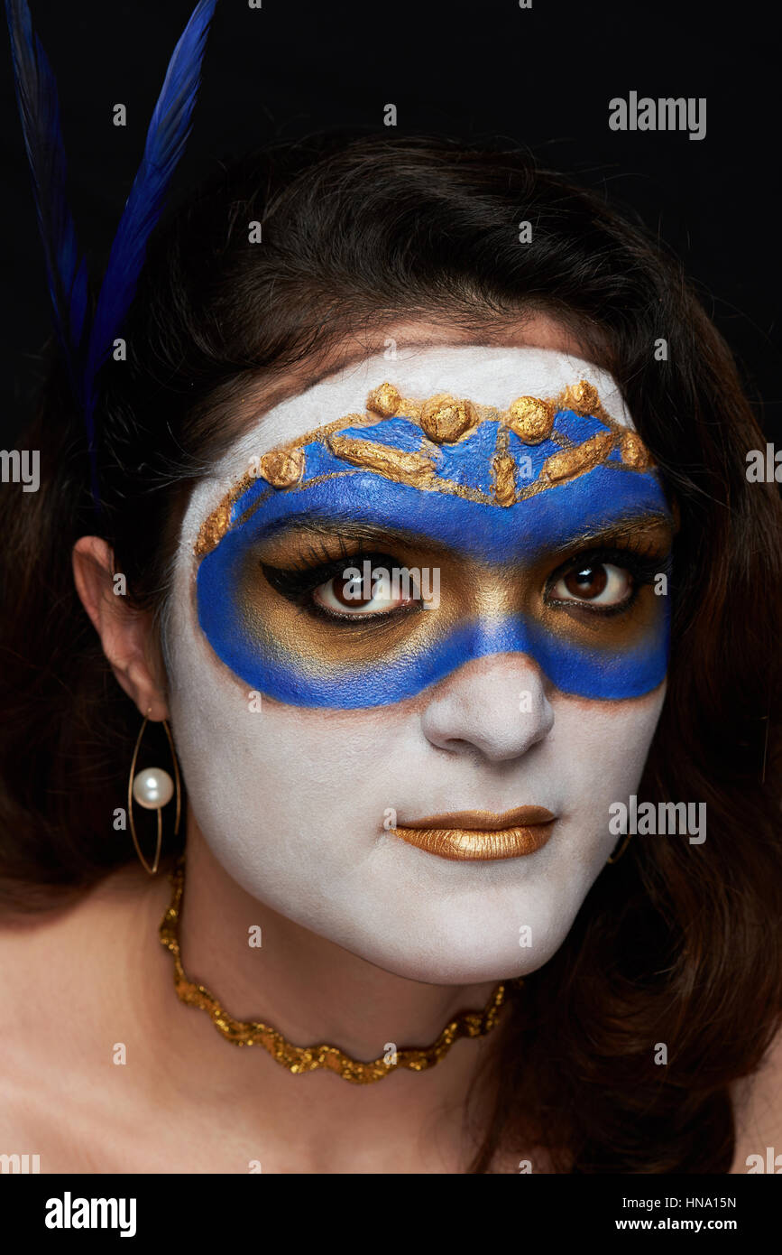 Portrait de femmes avec masque maquillage sur fond noir Banque D'Images