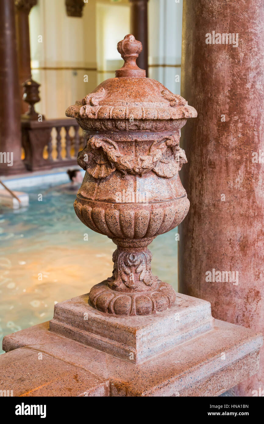 Vase en pierre - Decoration - Baignoire. Budapest. Hongrie Banque D'Images