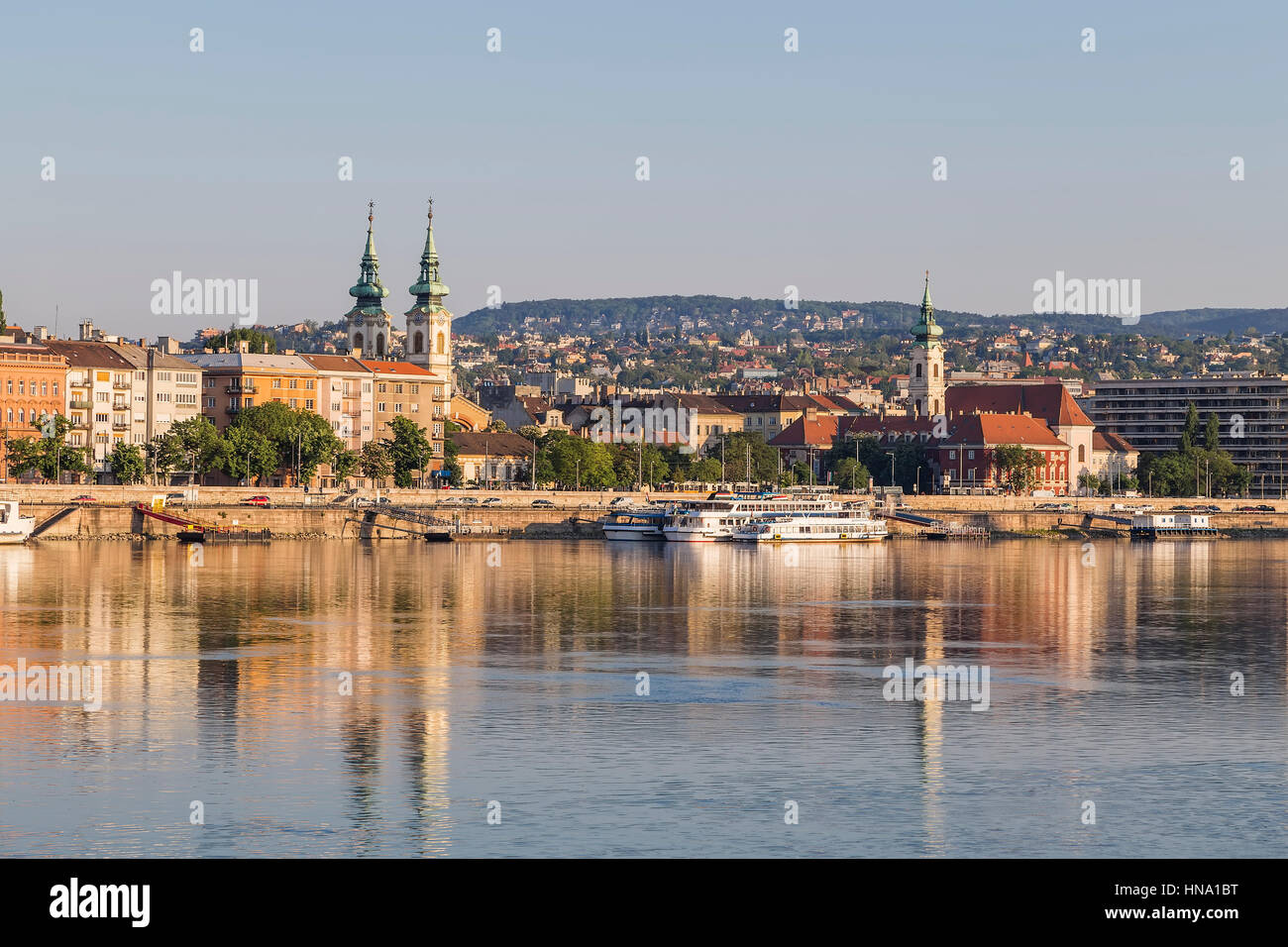 Remblai du Danube l'église de St Anne St Francis Church à Buda. Budapest. Hongrie Banque D'Images