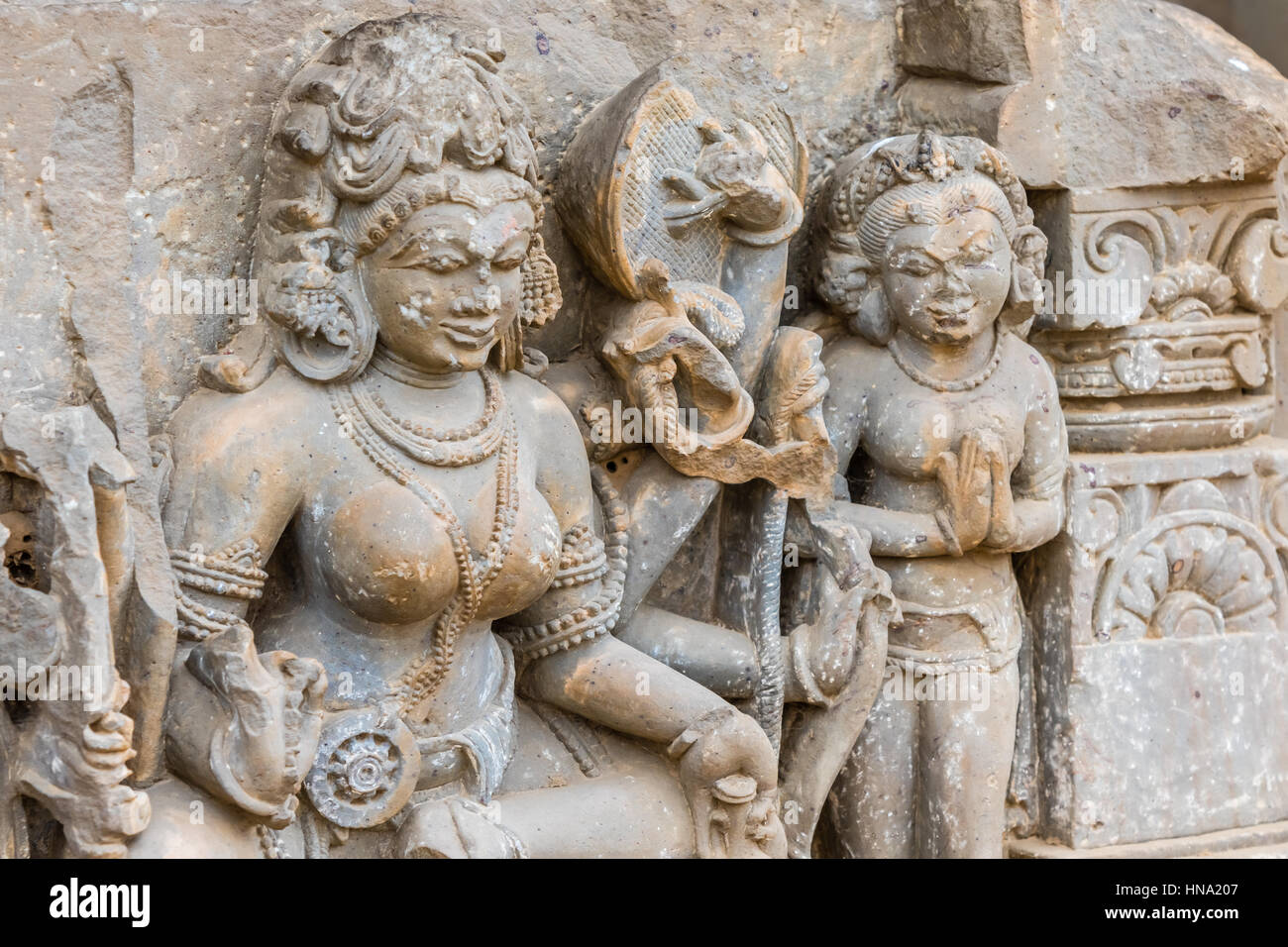 Une sculpture de la Déesse Durga cassée à la Chand Baori Abhaneri en cage, Rajasthan, Inde du Nord. Banque D'Images