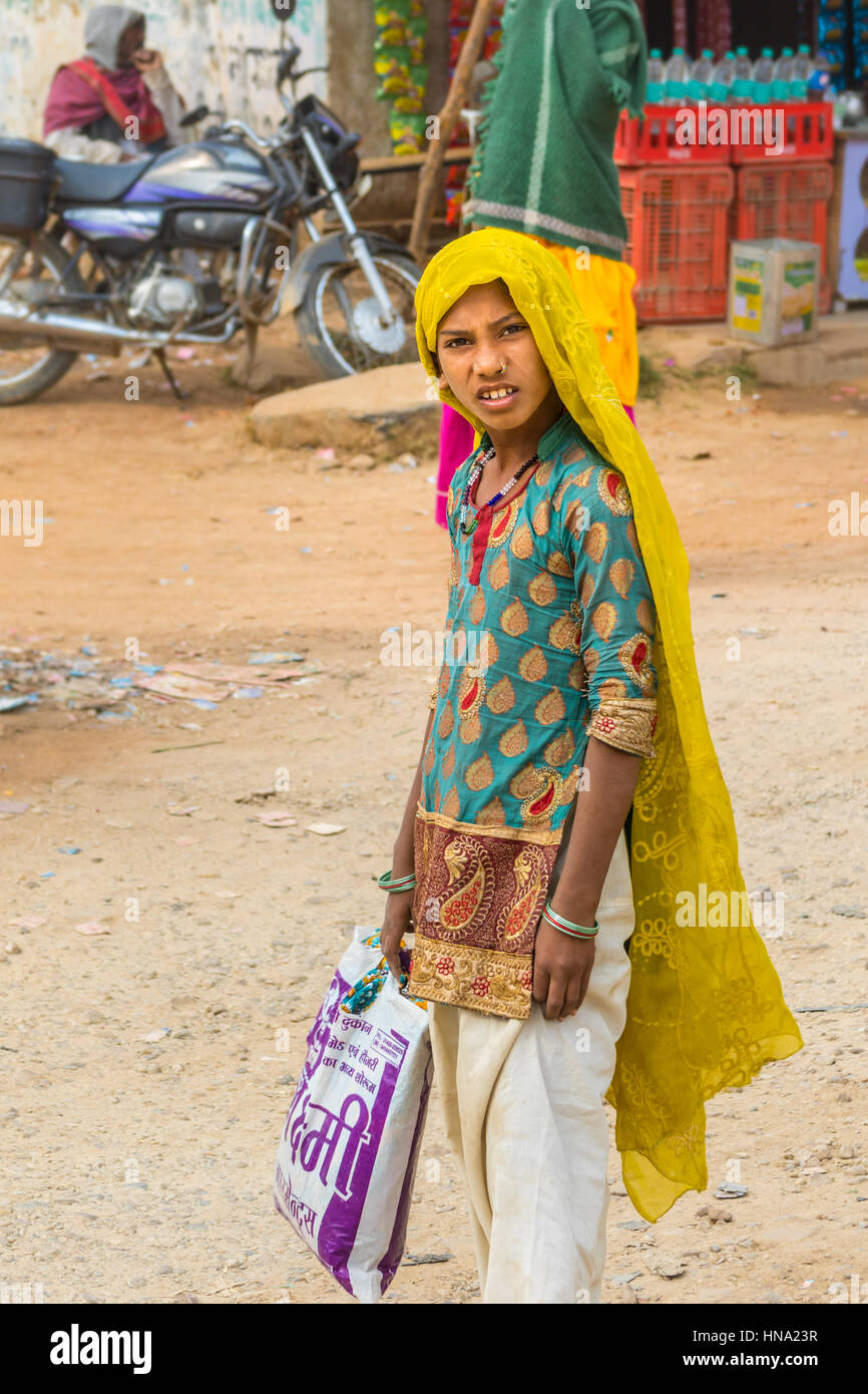 Abhaneri, Inde, 21 janvier 2017 - une jeune villageoise dans le village d'Abhaneri, Rajasthan, Inde du Nord. Banque D'Images