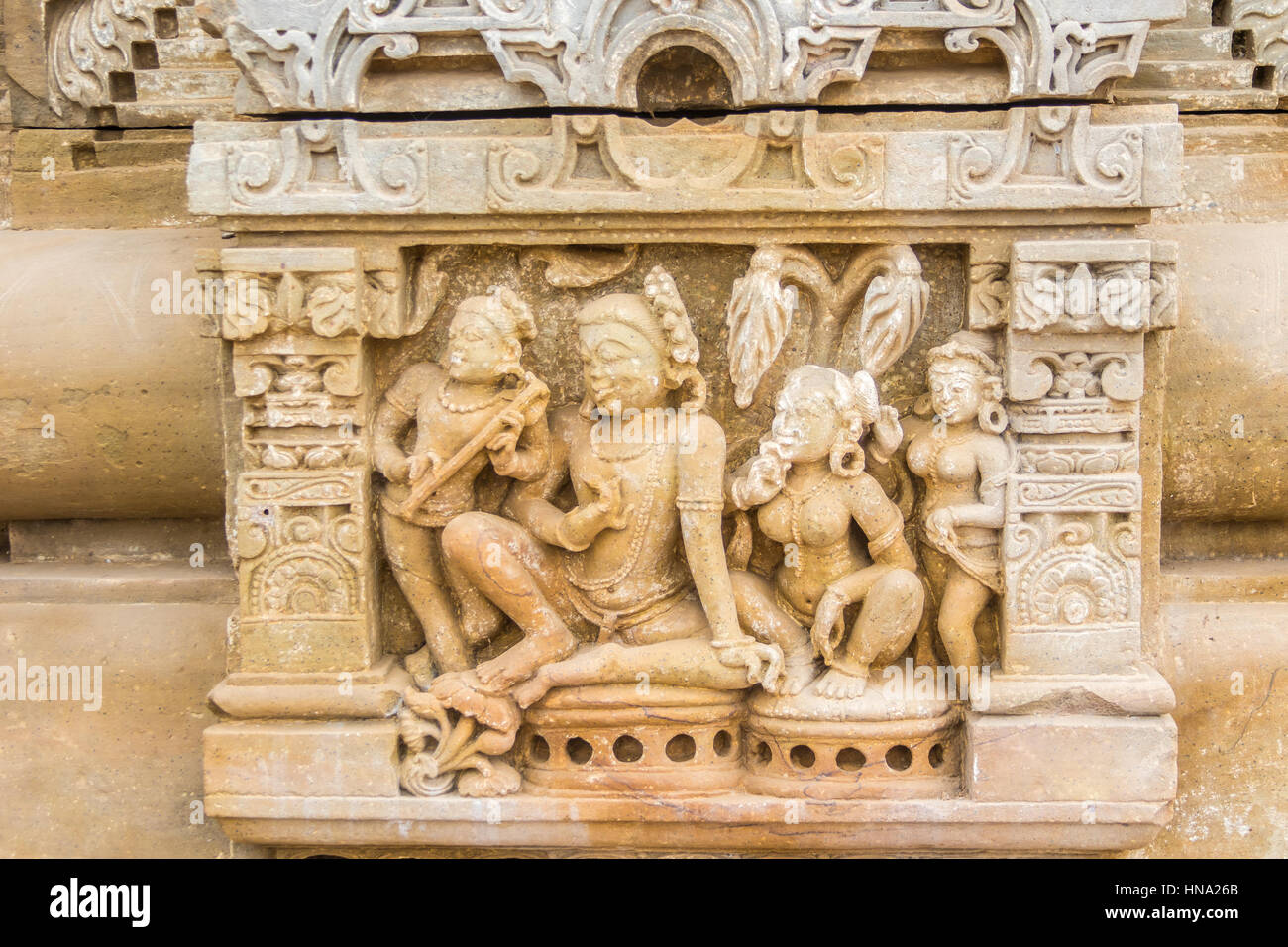 Une sculpture d'un roi et ses attendents sur l'ancien Temple à Abhaneri Harshat Mata, Rajasthan, Inde. Banque D'Images