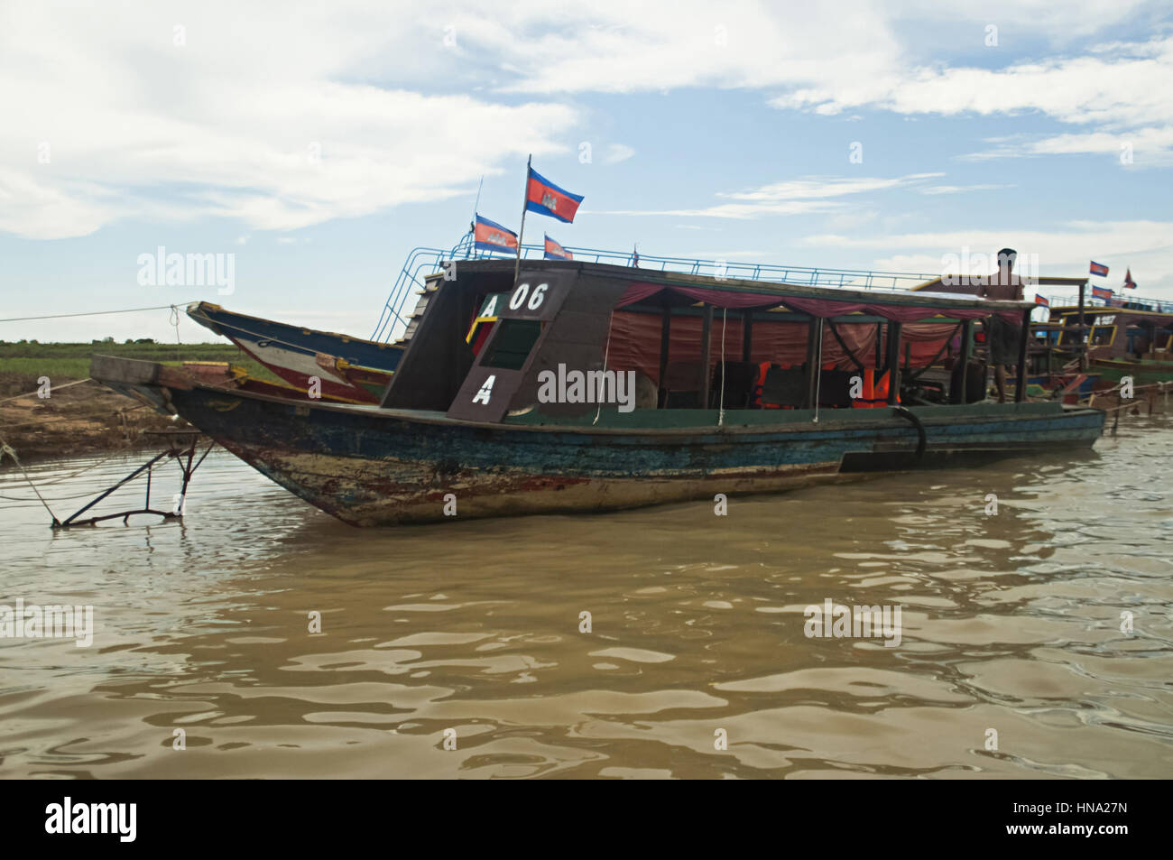 Une petite embarcation à moteur de voyager à Kampong Phluk village flottant Banque D'Images
