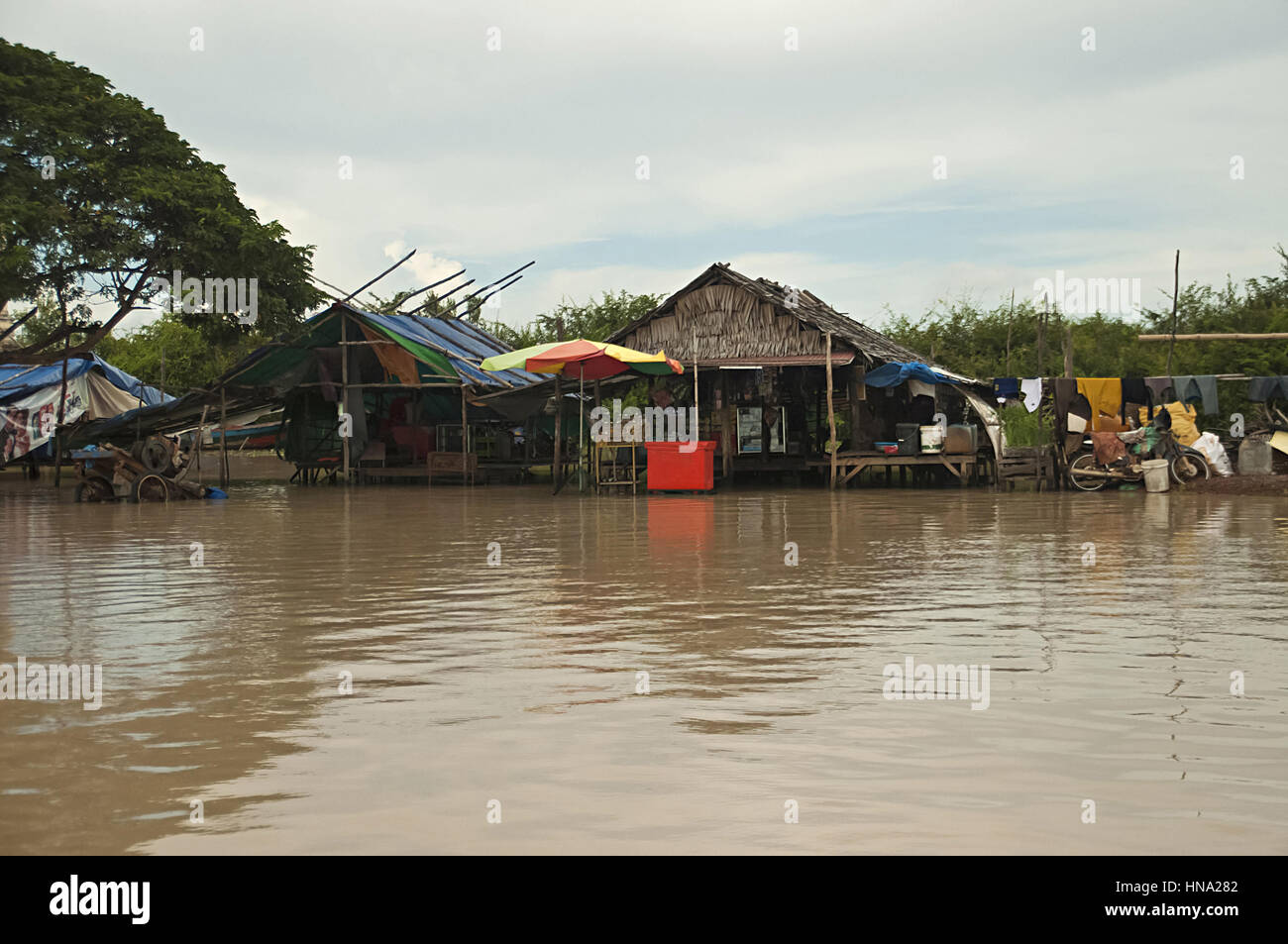 Maison traditionnelle sur pilotis. Kampong Phluk village Siem Reap, dans le nord-centre du Cambodge. Village construit sur pilotis sur le lac Tonle Sap. Banque D'Images