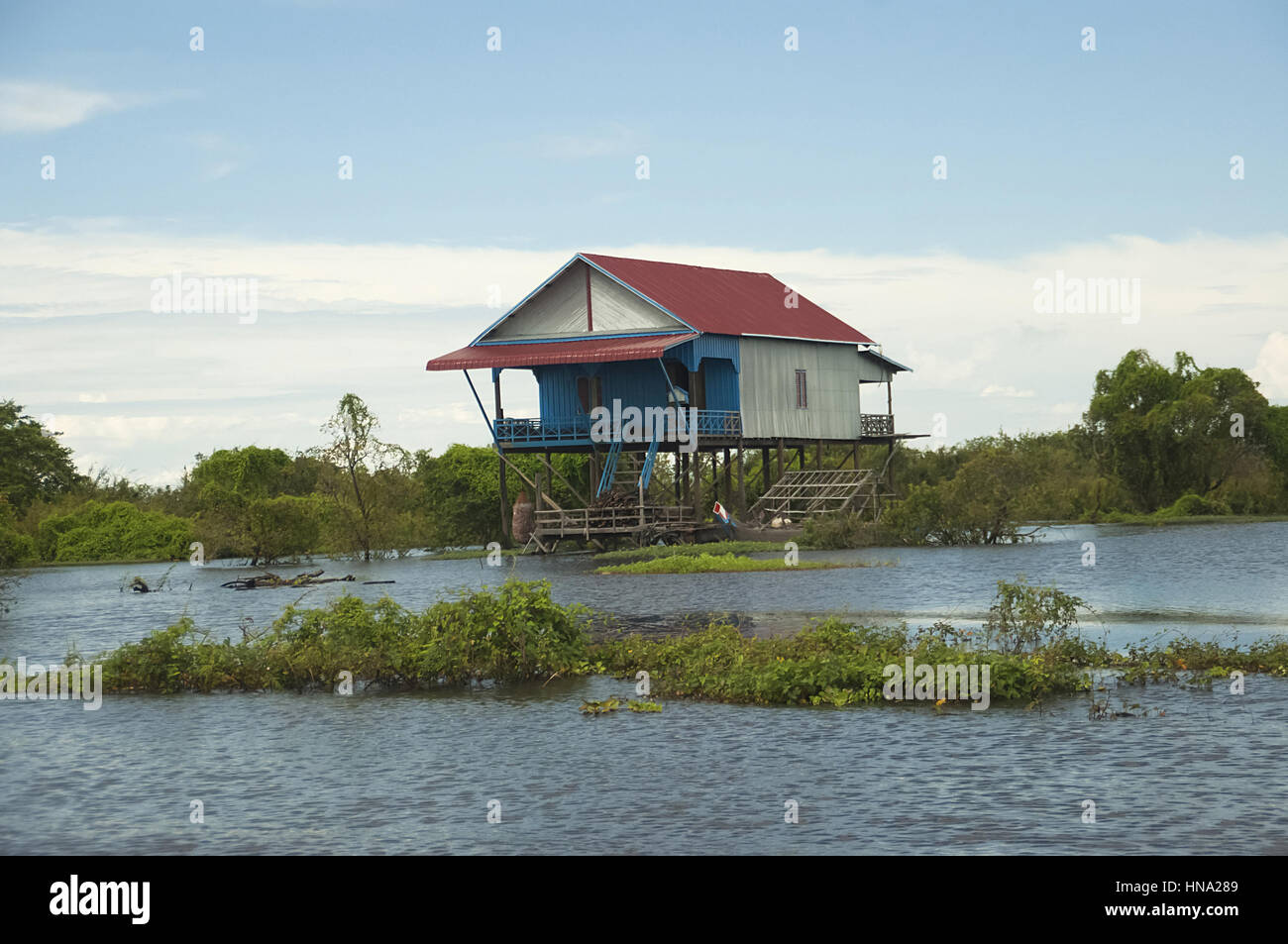 Maison traditionnelle sur pilotis. Kampong Phluk village Siem Reap, dans le nord-centre du Cambodge. Village construit sur pilotis sur le lac Tonle Sap. Banque D'Images