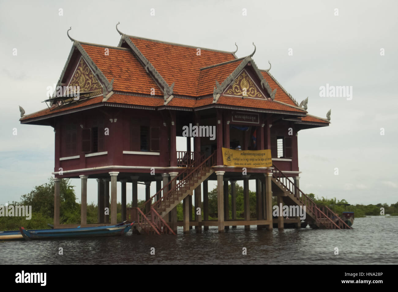Maison traditionnelle sur pilotis. Kampong Phluk village Siem Reap, dans le nord-centre du Cambodge. Village construit sur pilotis sur le lac Tonle Sap. Banque D'Images