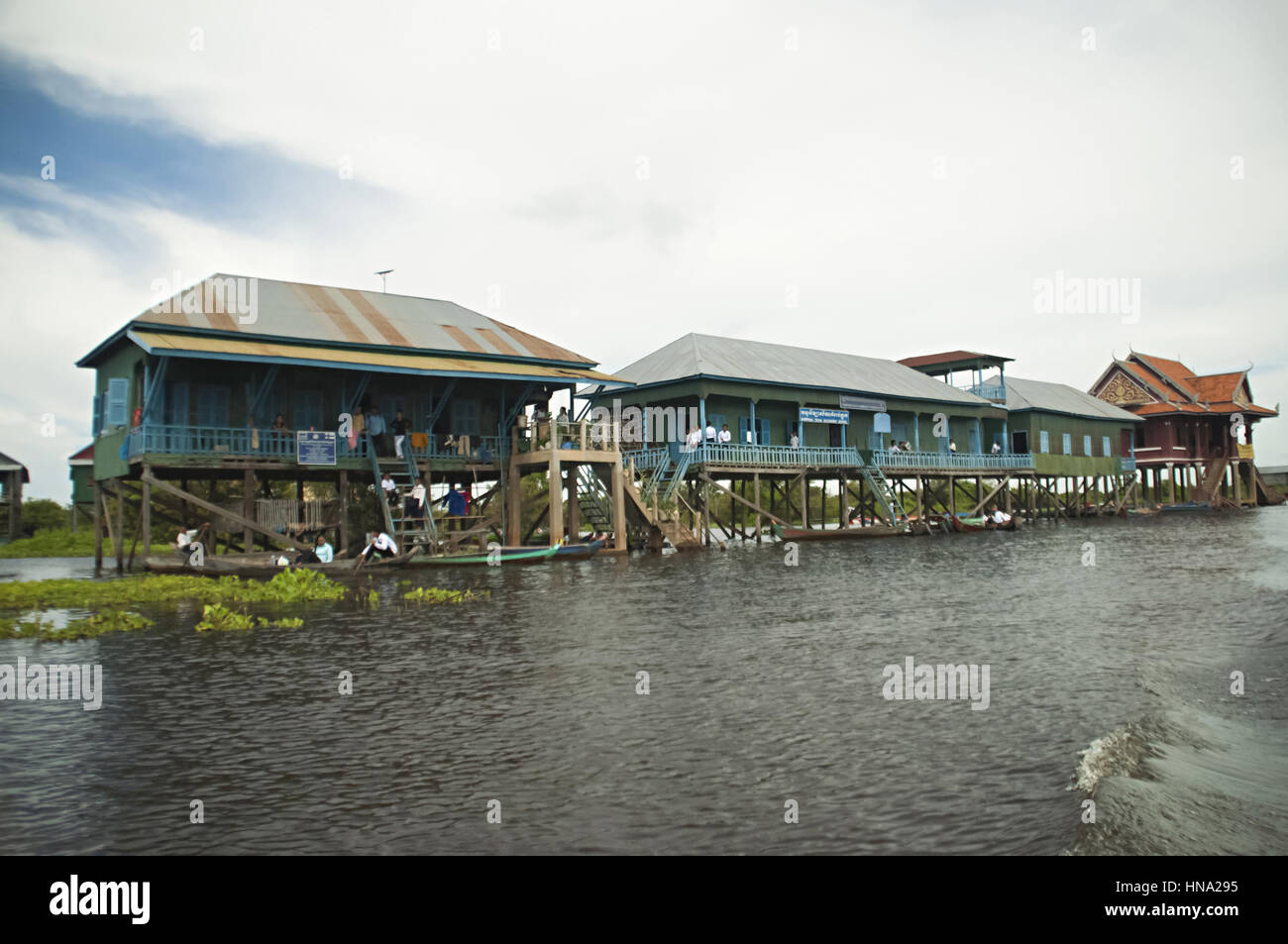 Maisons traditionnelles sur pilotis. Kampong Phluk village Siem Reap, dans le nord-centre du Cambodge. Village construit sur pilotis sur le lac Tonle Sap. Banque D'Images