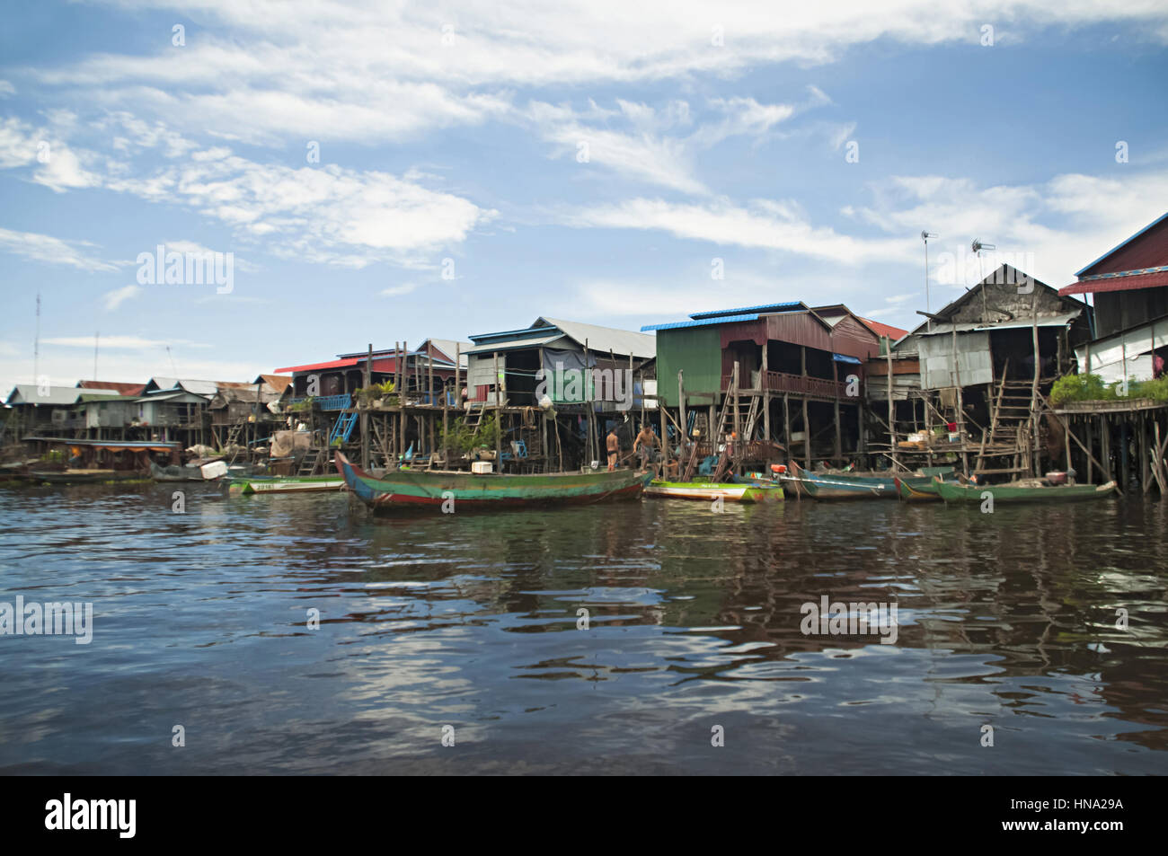 Maisons traditionnelles sur pilotis. Kampong Phluk village Siem Reap, dans le nord-centre du Cambodge. Village construit sur pilotis sur le lac Tonle Sap. Banque D'Images