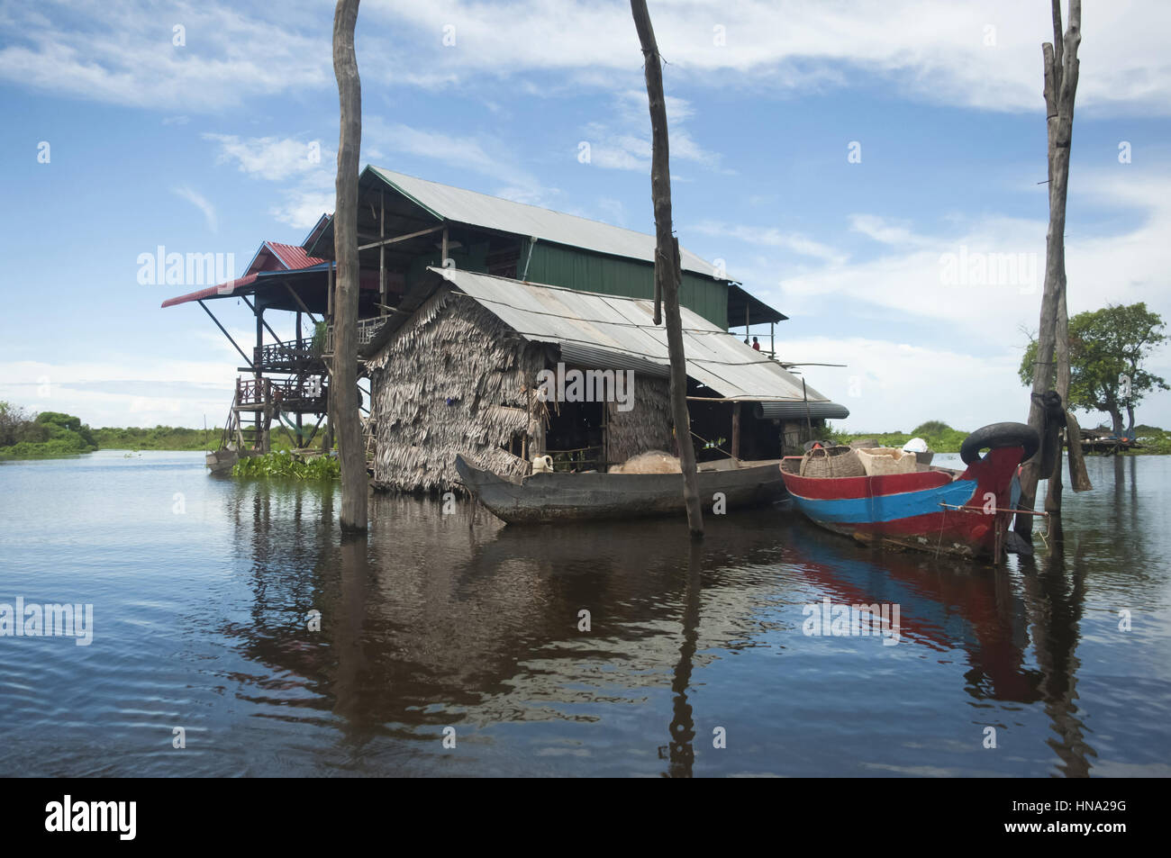 Maisons traditionnelles sur pilotis. Kampong Phluk village Siem Reap, dans le nord-centre du Cambodge. Village construit sur pilotis sur le lac Tonle Sap. Banque D'Images