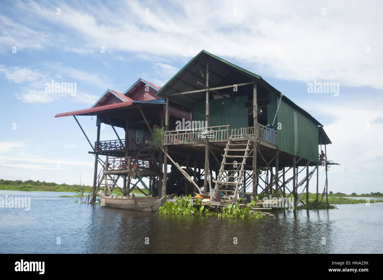 Maisons traditionnelles sur pilotis. Kampong Phluk village Siem Reap, dans le nord-centre du Cambodge. Village construit sur pilotis sur le lac Tonle Sap. Banque D'Images