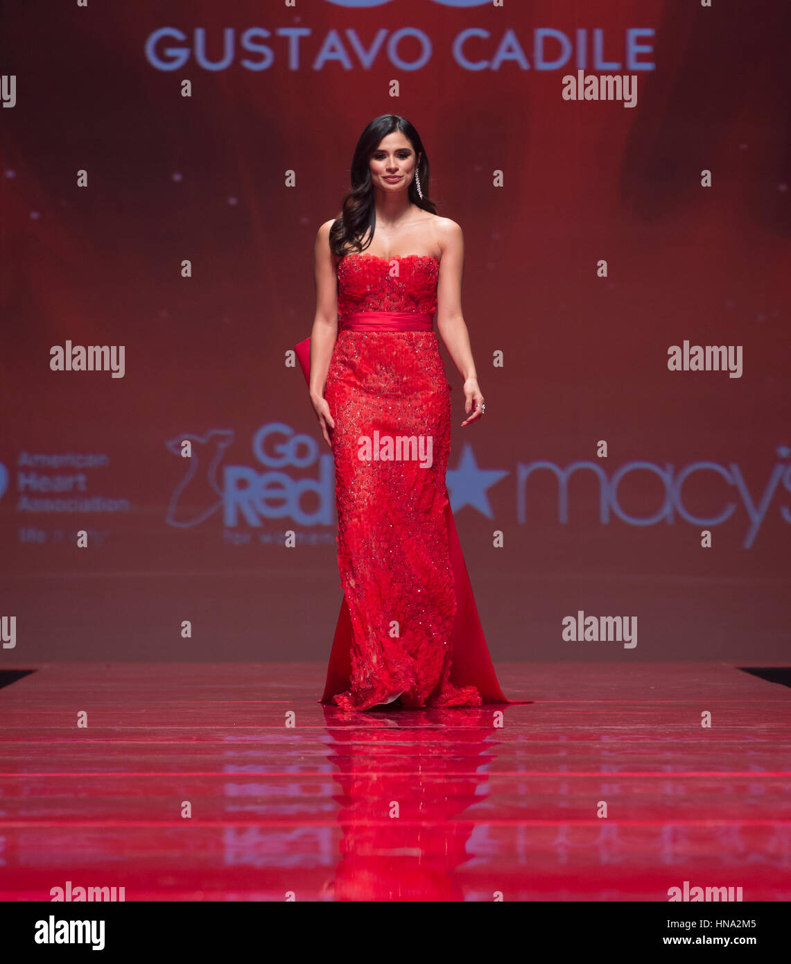 Gustavo Cadile Diane Guerrero en piste promenades pour la robe rouge Collection 2017 Fashion show par Macys à Hammerstein Ballroom au Manhattan Center bénéficier American Heart Association (photo de Lev Radin / Pacific Press) Banque D'Images