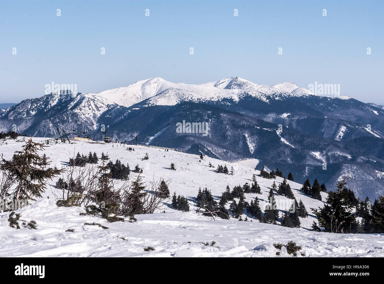 Martinske hole (martinky) Station de ski avec krivanska montagnes mala fatra sur le contexte et le ciel clair d'hiver dans les montagnes Mala fatra en slovaque Banque D'Images