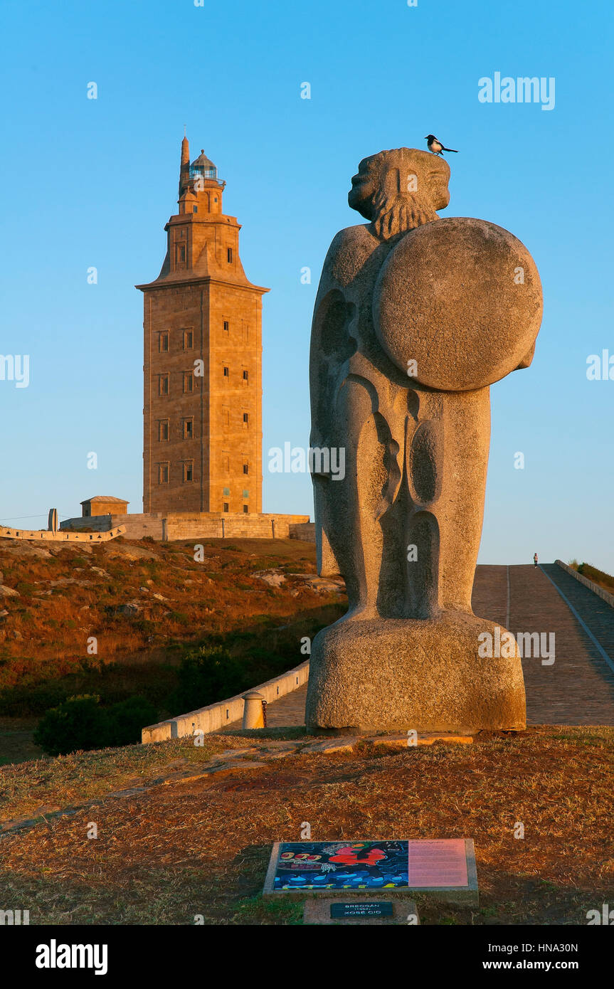 Statue du Roi Celtique Breogan et tour d'Hercule - ancient Roman lighthouse - , La Corogne, une région de Galice, Espagne, Europe Banque D'Images