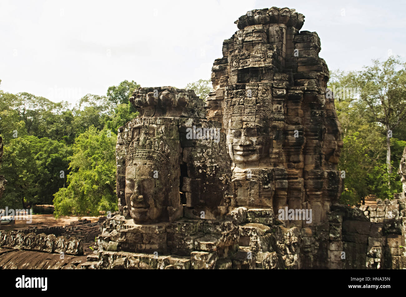 Face tours du temple Bayon, au centre d'Angkor Thom , Siem Reap, Cambodge. UNESCO World Heritage Site. Capitale de l'empire Khmer buil Banque D'Images