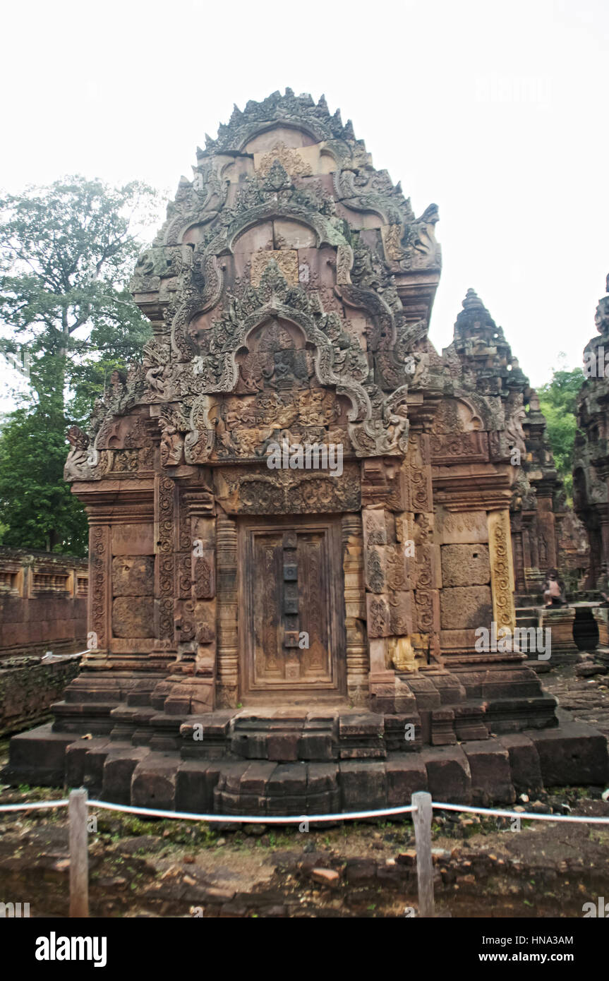 Entrée du temple de Banteay Srei, Angkor, au Cambodge. La citadelle des femmes, ce temple contient la plus belle, la plupart des sculptures complexes pour être trouvés à Angkor. Banque D'Images