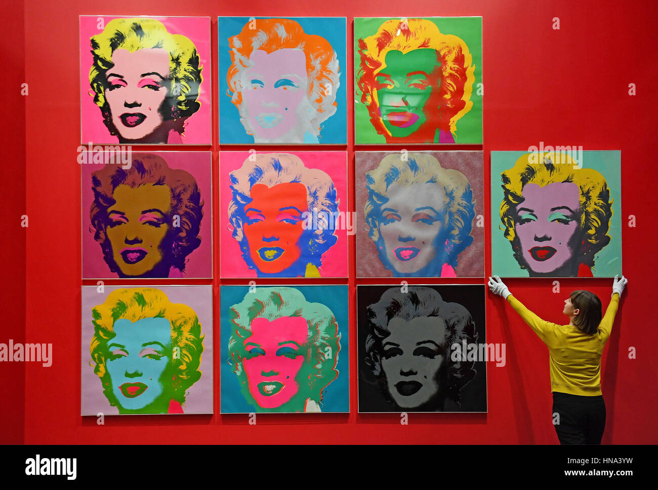 Catherine Daunt, conservatrice du projet au British Museum, ajuste l'un des dix screenprints couleur créé il y a 50 ans par Andy Warhol, qui ont été installés avant la prochaine du British Museum Le rêve américain : Pop à la présente exposition, qui s'ouvre à la musée de Londres le 9 mars. Banque D'Images