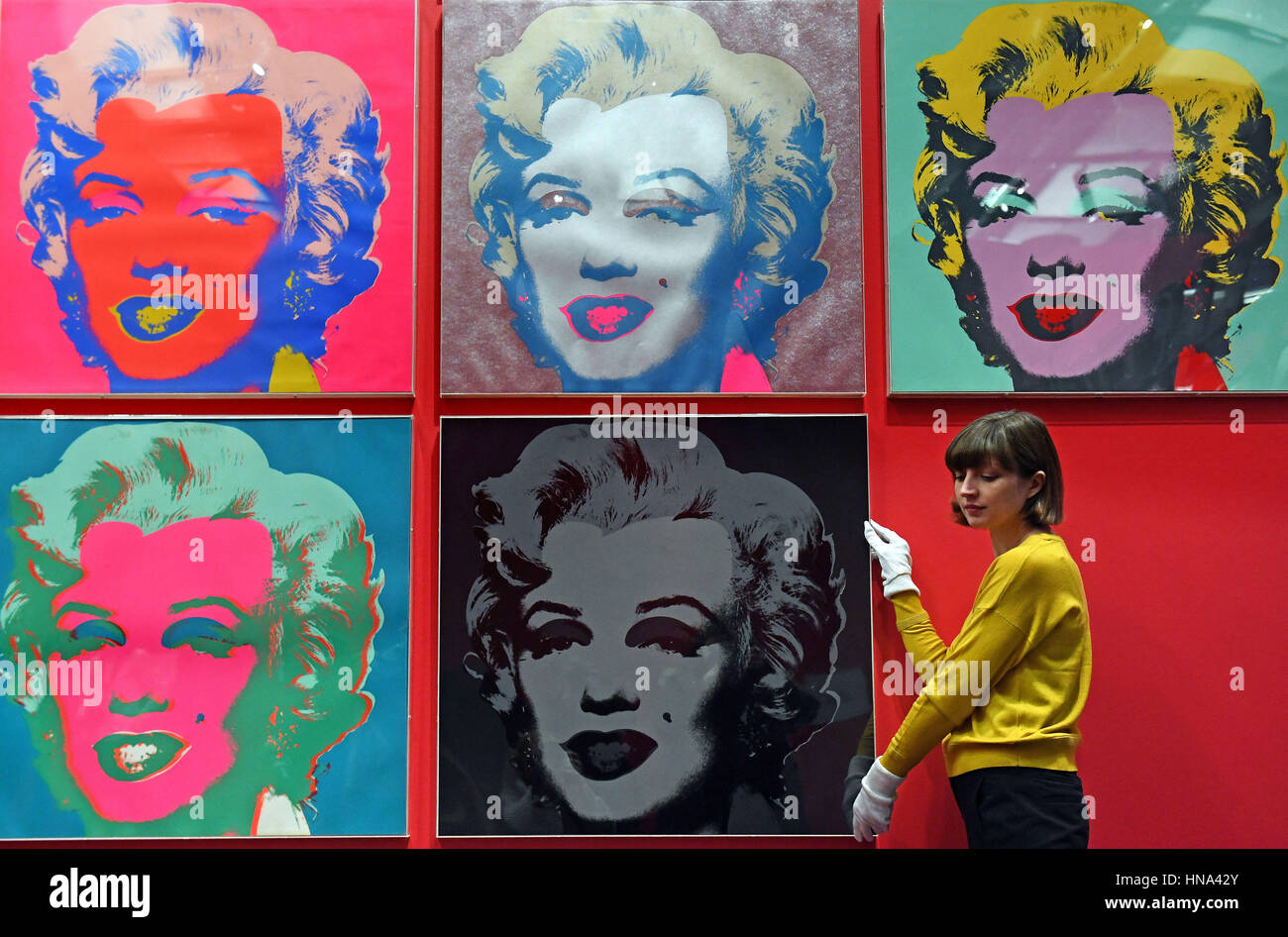 Catherine Daunt, conservatrice du projet au British Museum, ajuste l'un des dix screenprints couleur créé il y a 50 ans par Andy Warhol, qui ont été installés avant la prochaine du British Museum Le rêve américain : Pop à la présente exposition, qui s'ouvre à la musée de Londres le 9 mars. Banque D'Images