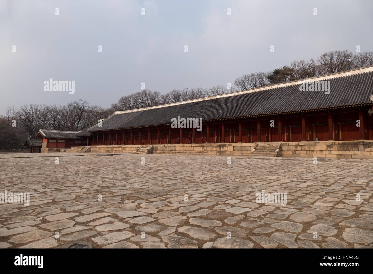 Voir d'Jeongjeon, le couloir principal d'un sanctuaire de Jongmyo, Confucianisme Coréen, monument, site touristique, Site du patrimoine mondial de l'UNESCO. Séoul, Corée du Sud, Asie Banque D'Images