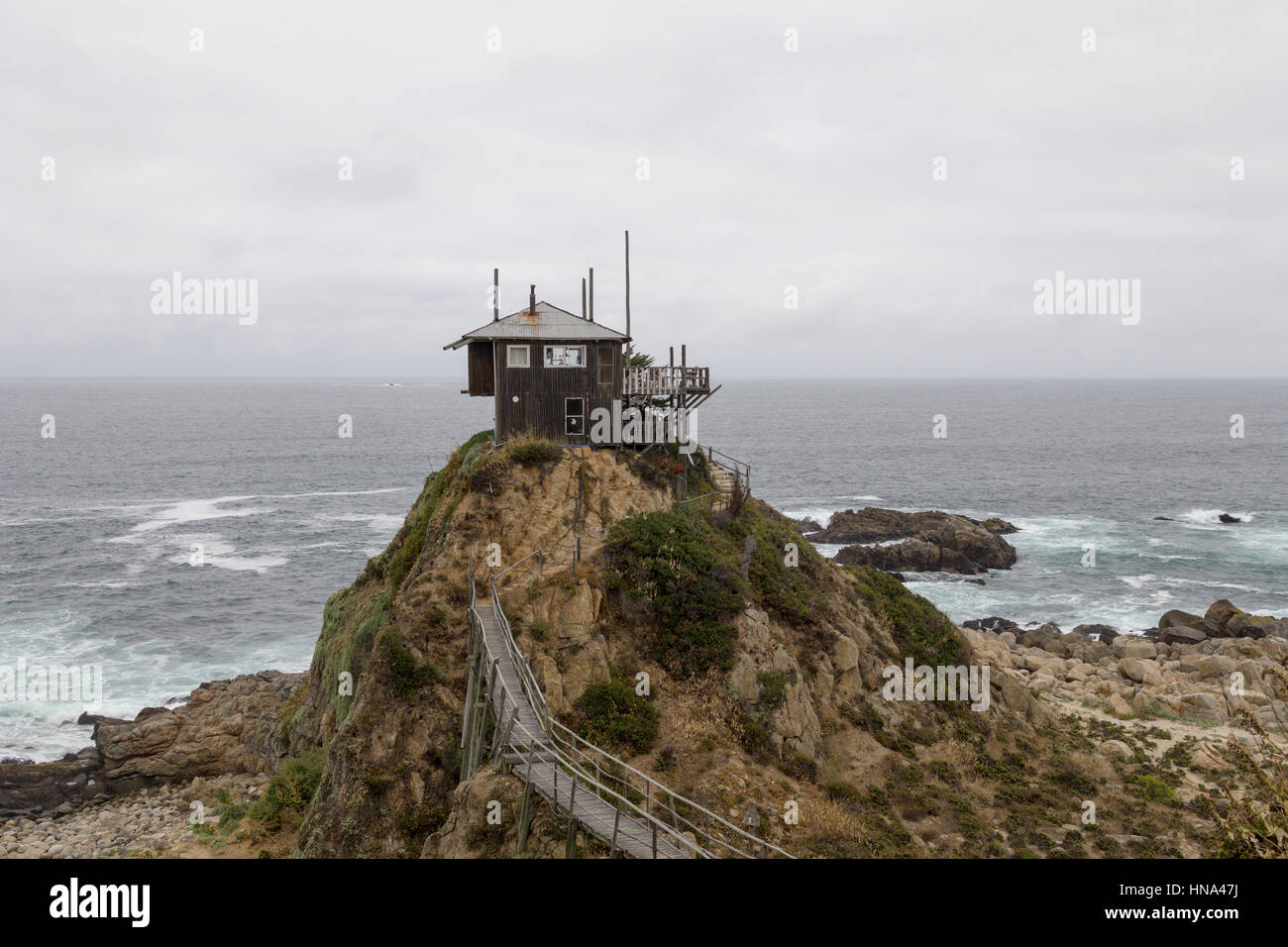 Maison solitaire sur le haut d'un rocher, l'accès uniquement via un pont Banque D'Images