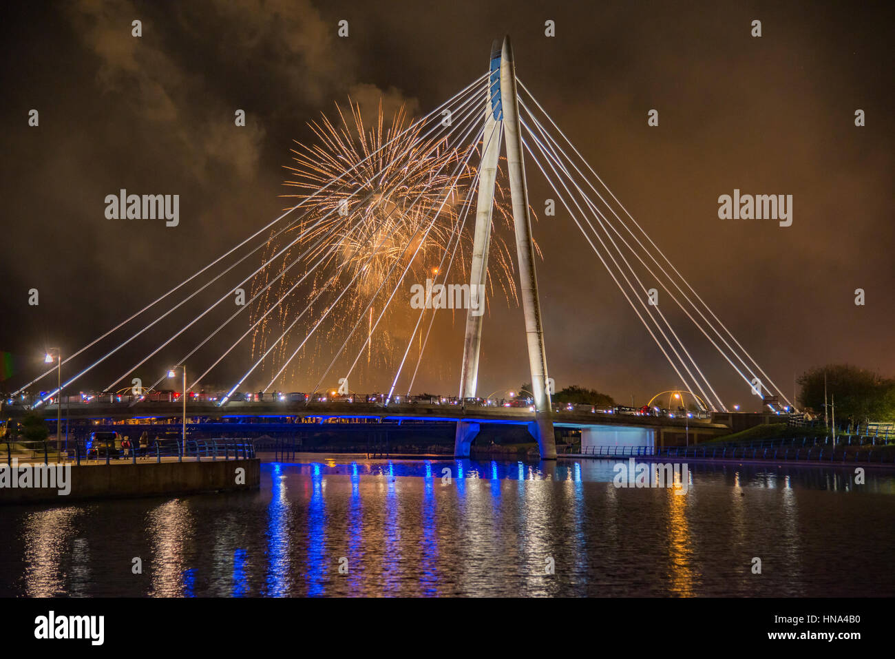 Réflexions sur la concurrence d'artifice Southport afficher sur le lac marin. Banque D'Images
