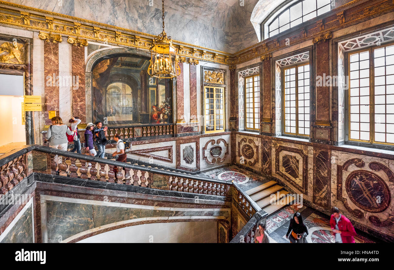 À l'escalier du palais de Versailles Banque D'Images
