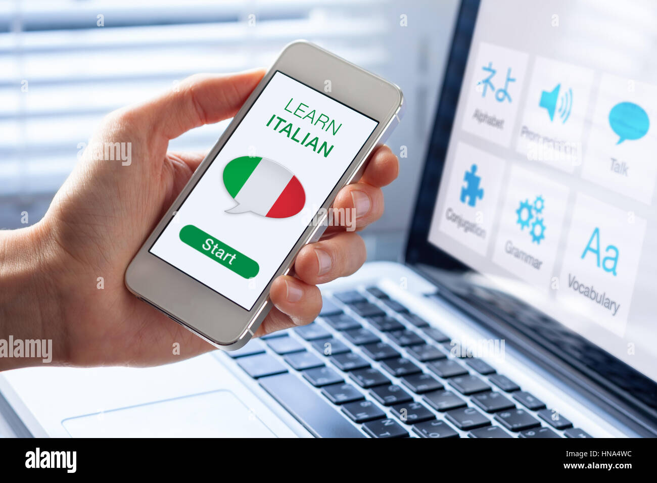 Apprendre la langue italienne concept en ligne avec une personne montrant l'e-learning application sur téléphone mobile avec le drapeau de l'Italie Banque D'Images