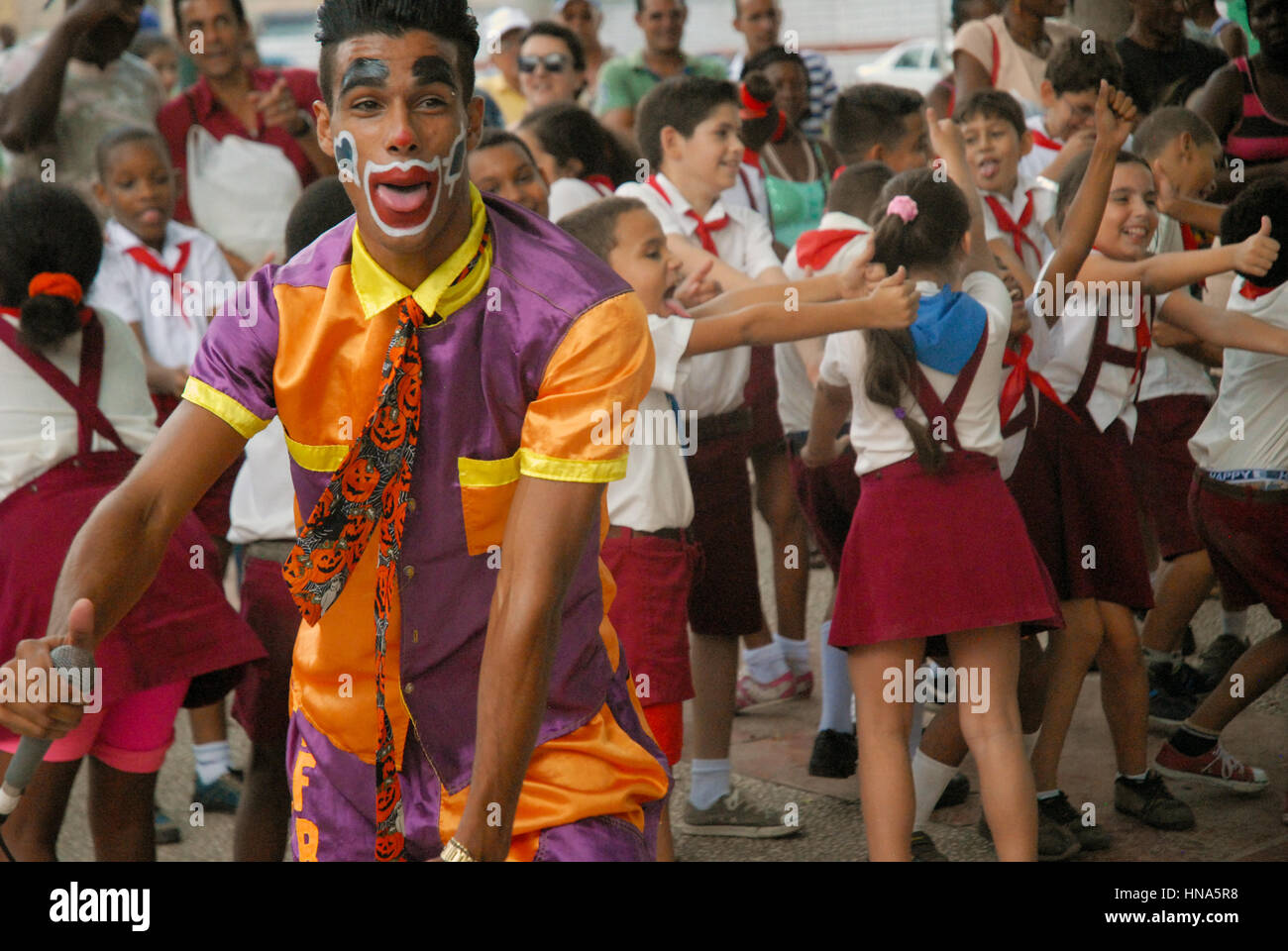 Clown divertissant les jeunes écoliers dans le Parque Central, La Havane, Cuba. Banque D'Images