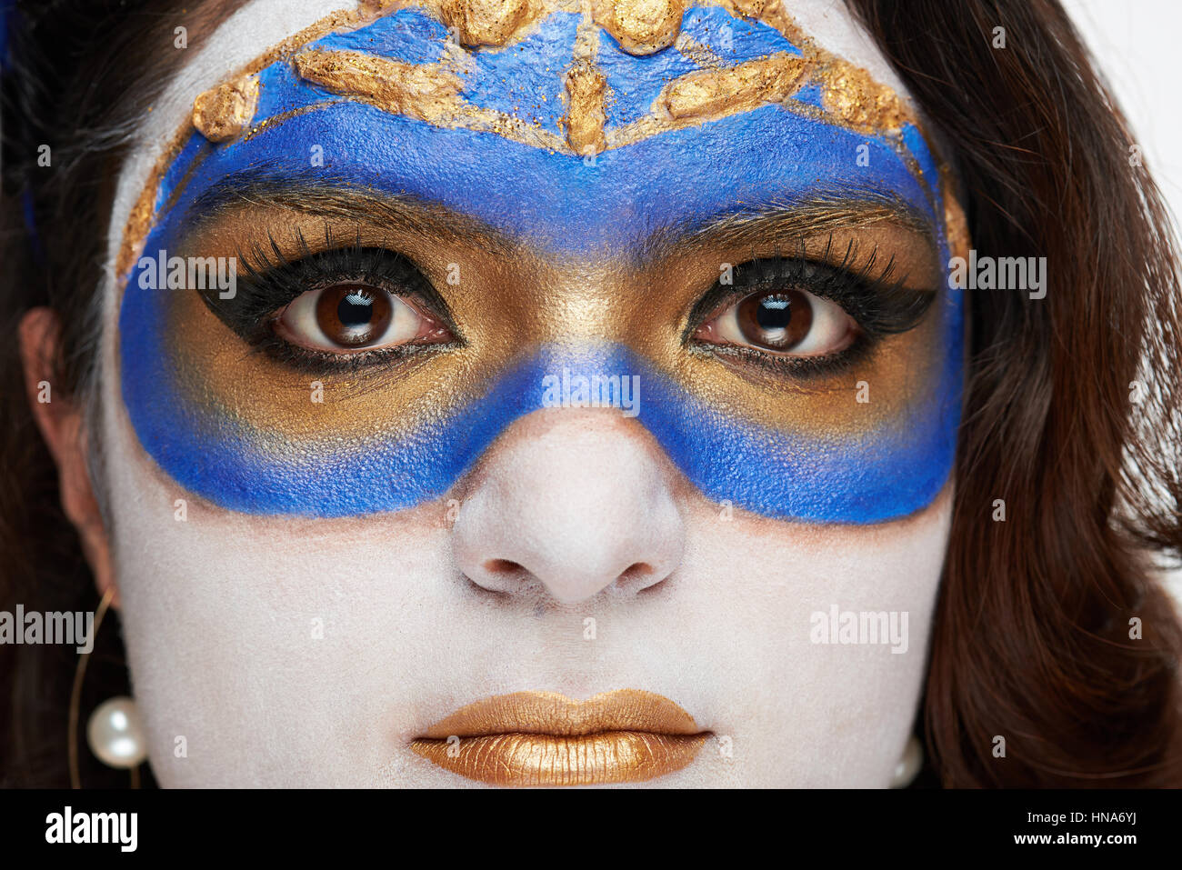 Close up de masque d'or du maquillage sur visage femmes Banque D'Images