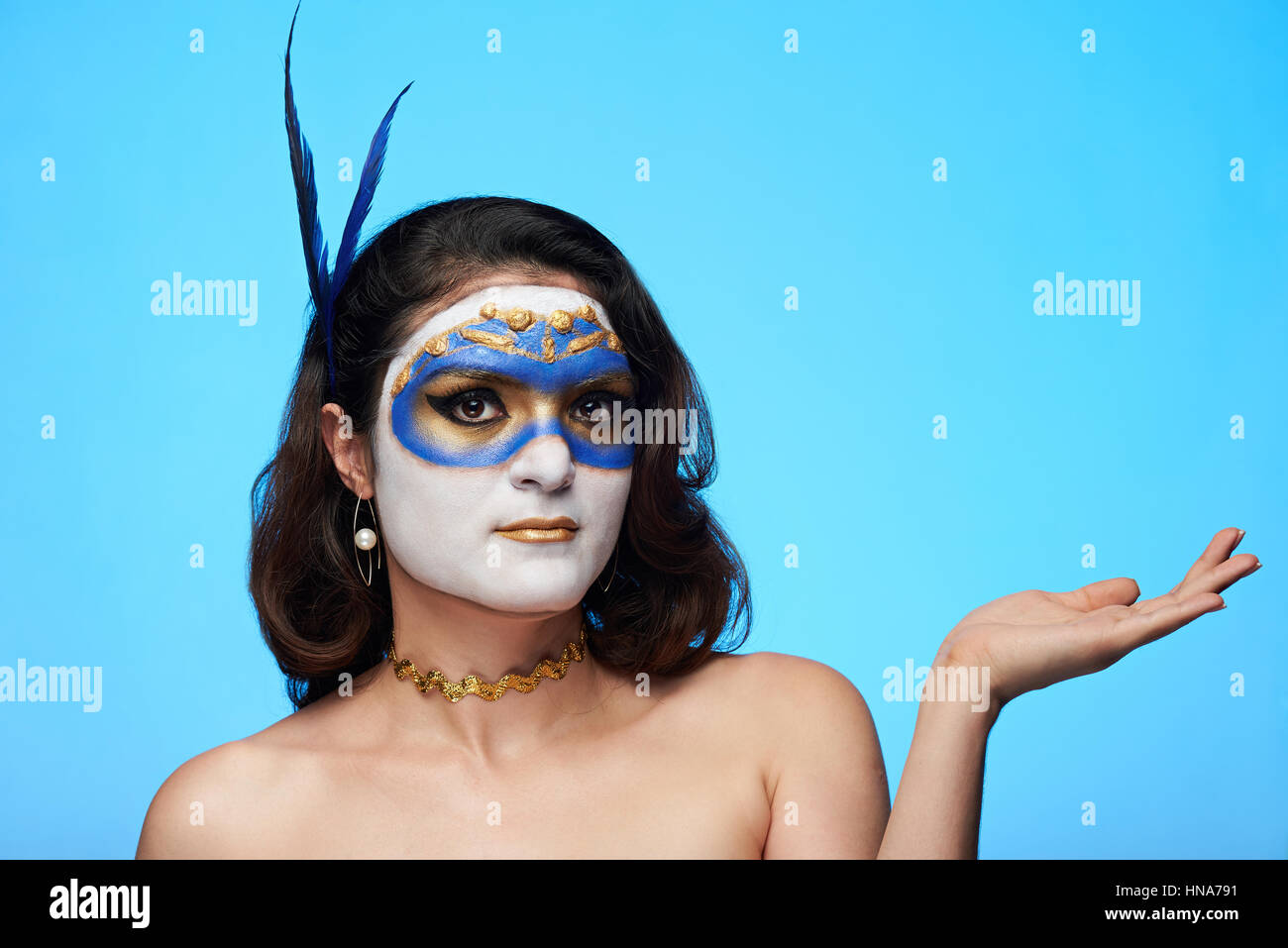Les femmes qui part avec le maquillage isolé sur fond bleu Banque D'Images