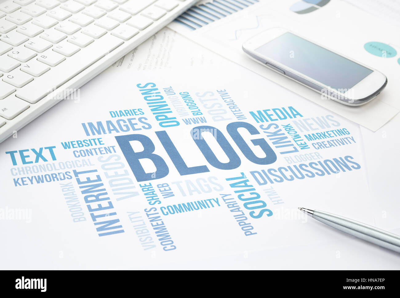 Blog concept de cloud chart Imprimer document, clavier, stylo et smartphone. Banque D'Images