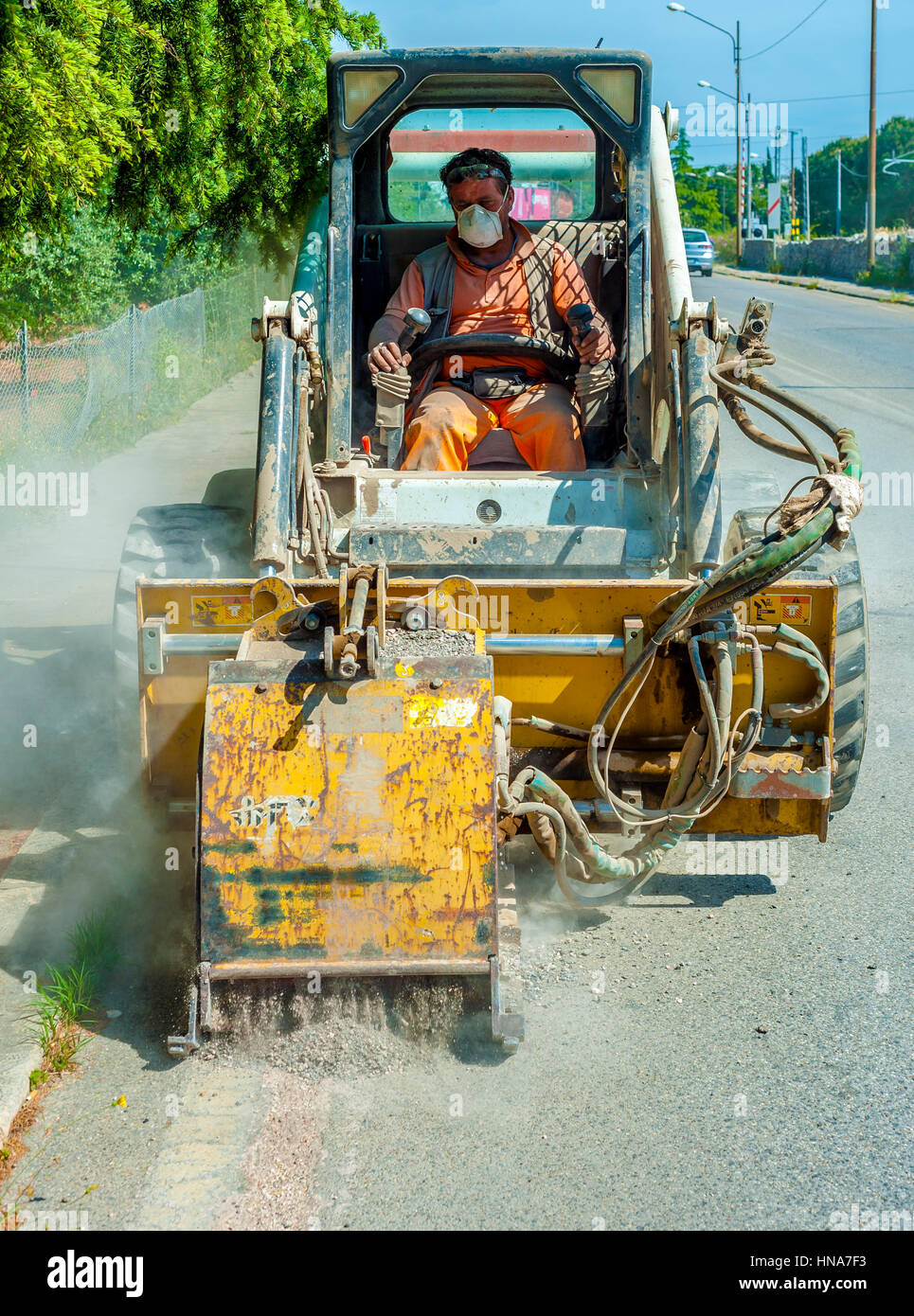 Déposer les mini-pilote travailleur porté pendant la réparation d'asphalte Travaux routiers Banque D'Images
