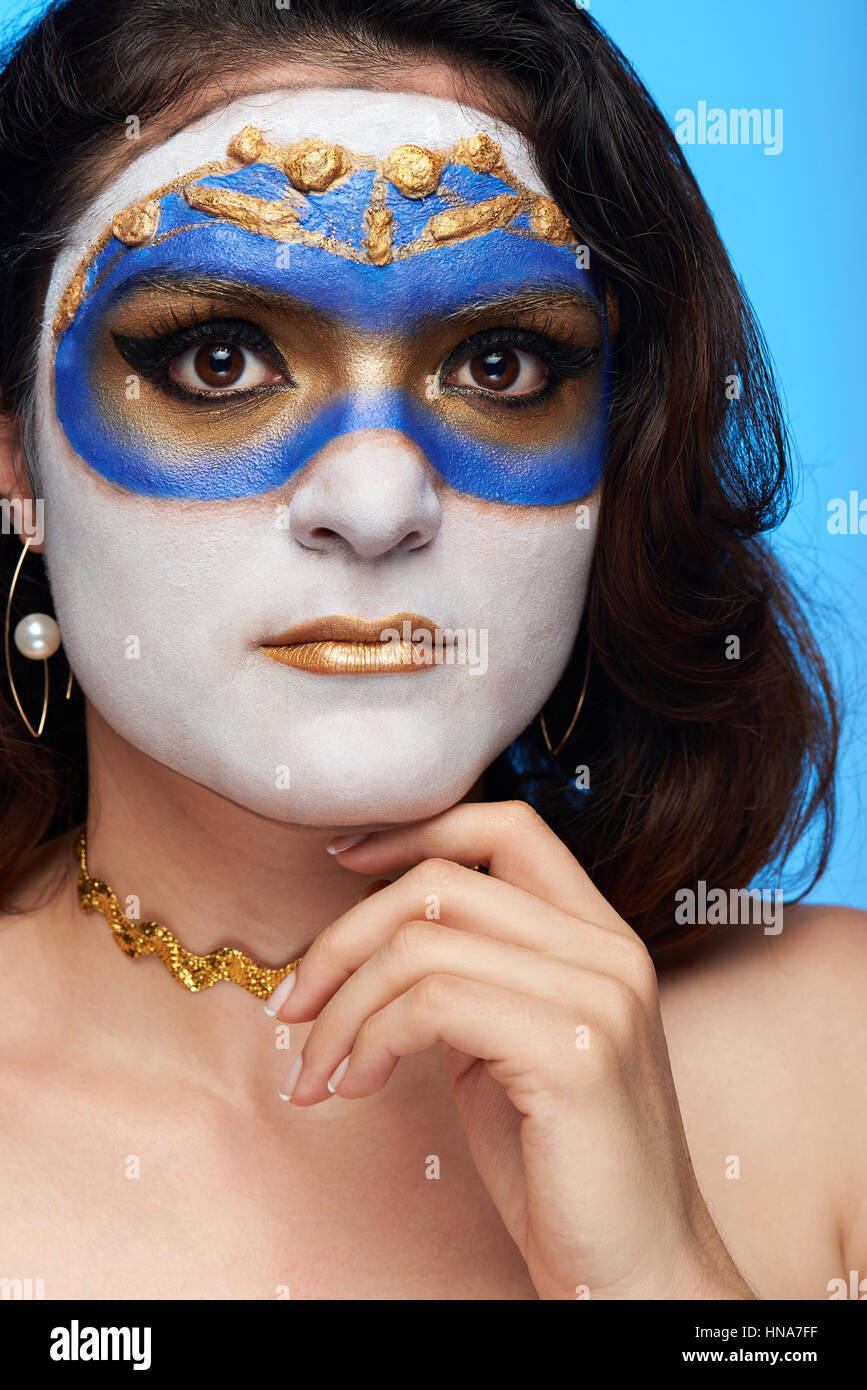 Close up of painted woman face sur fond bleu Banque D'Images