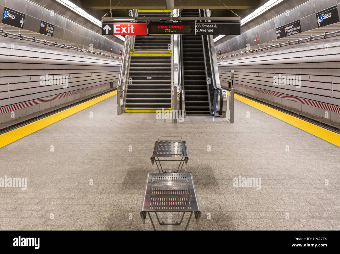 5 février 2017 : La 86e Street station plate-forme sur la deuxième ligne de métro Avenue, New York City. Banque D'Images